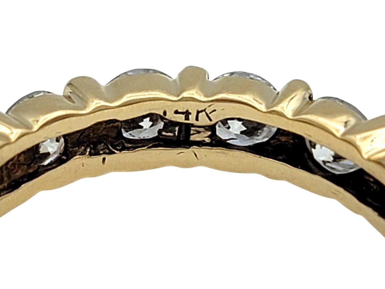 Bague d'éternité en or jaune 14 carats avec diamants ronds en serti clos Bon état - En vente à Scottsdale, AZ