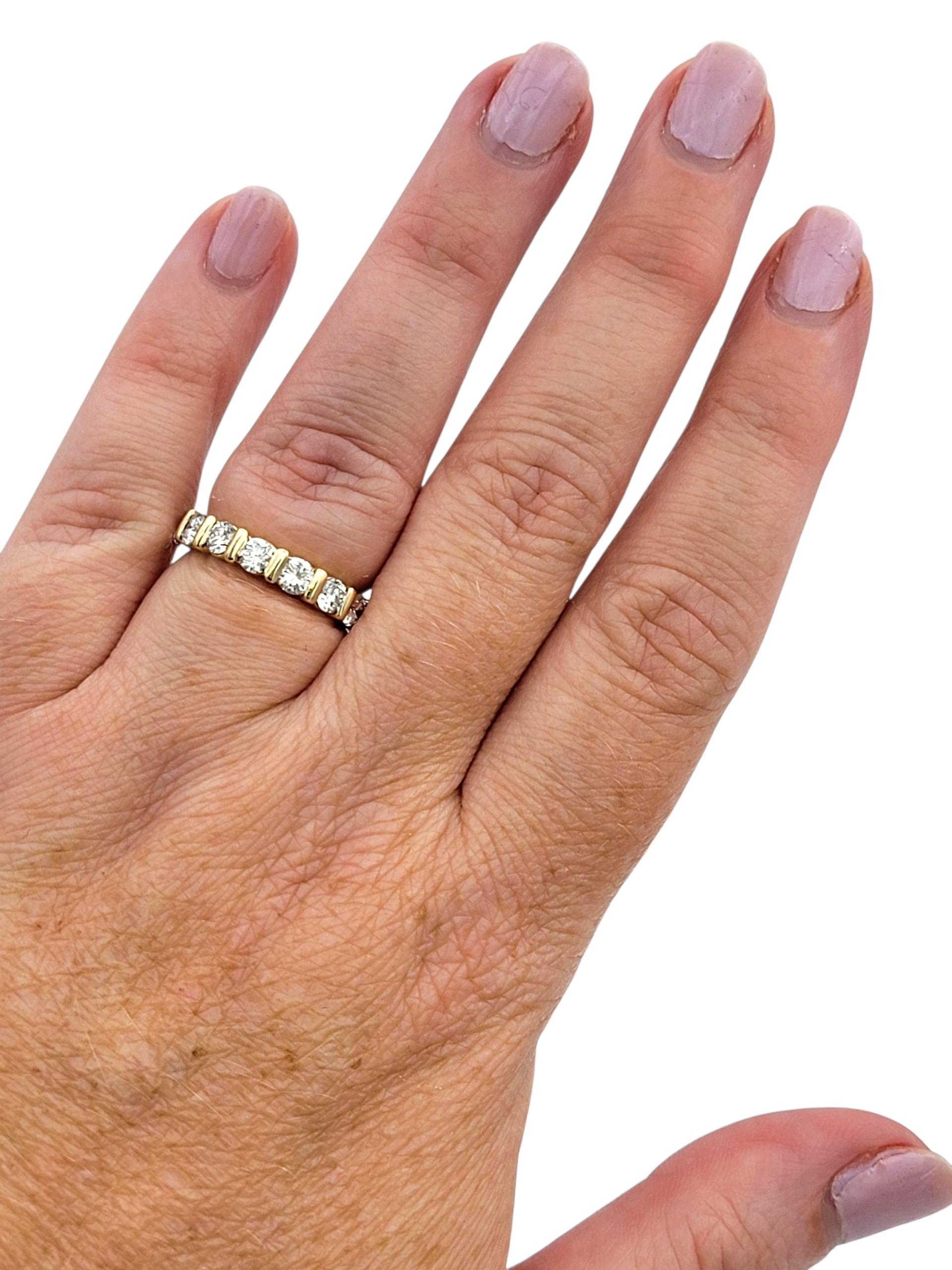 Bague d'éternité en or jaune 14 carats avec diamants ronds en serti clos Pour femmes en vente