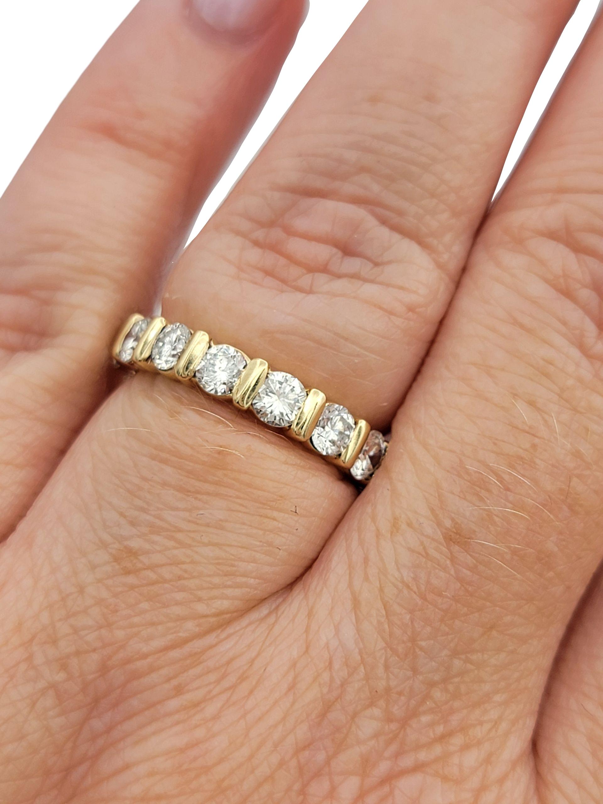 Bague d'éternité en or jaune 14 carats avec diamants ronds en serti clos en vente 1