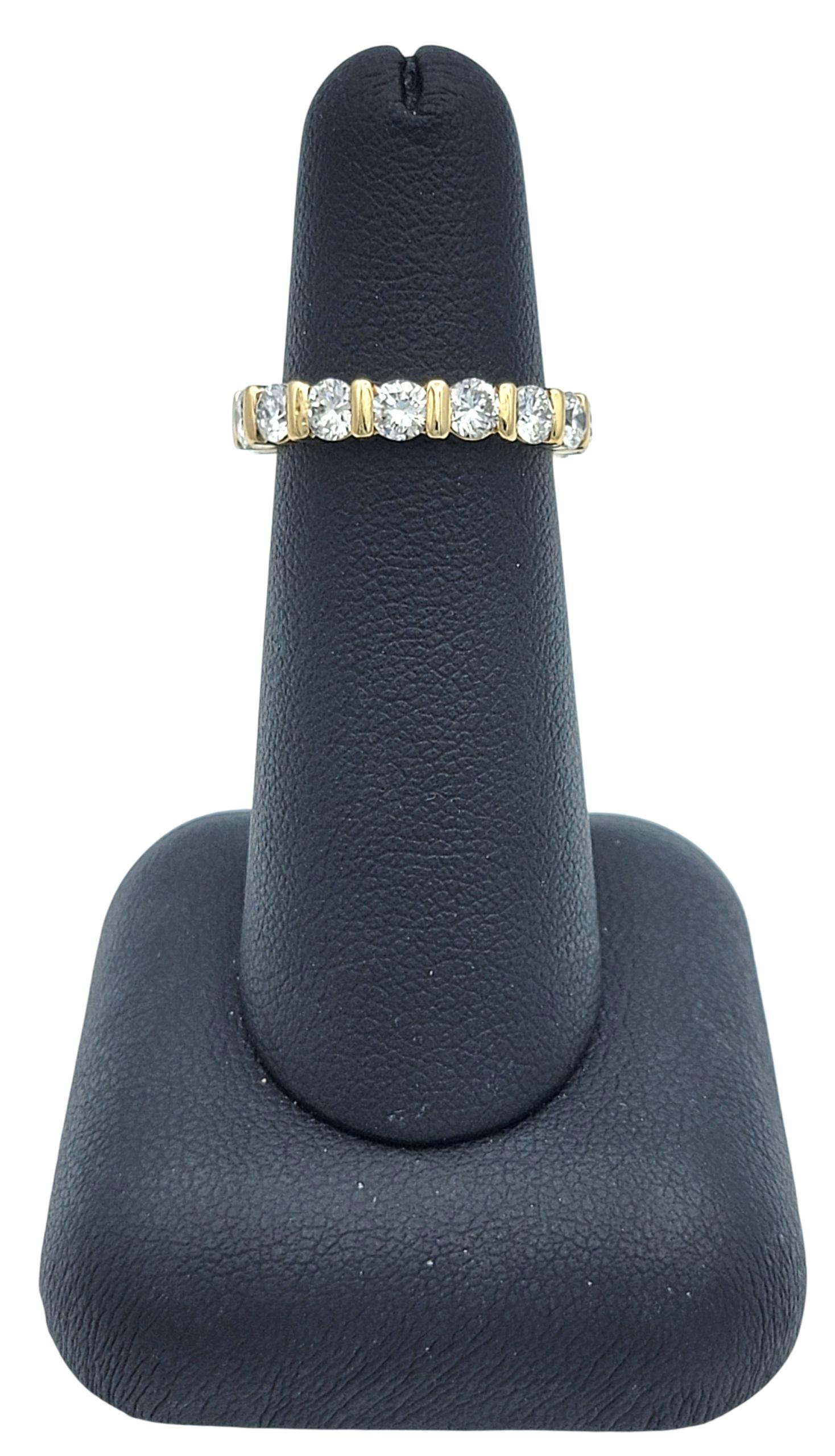 Bague d'éternité en or jaune 14 carats avec diamants ronds en serti clos en vente 2