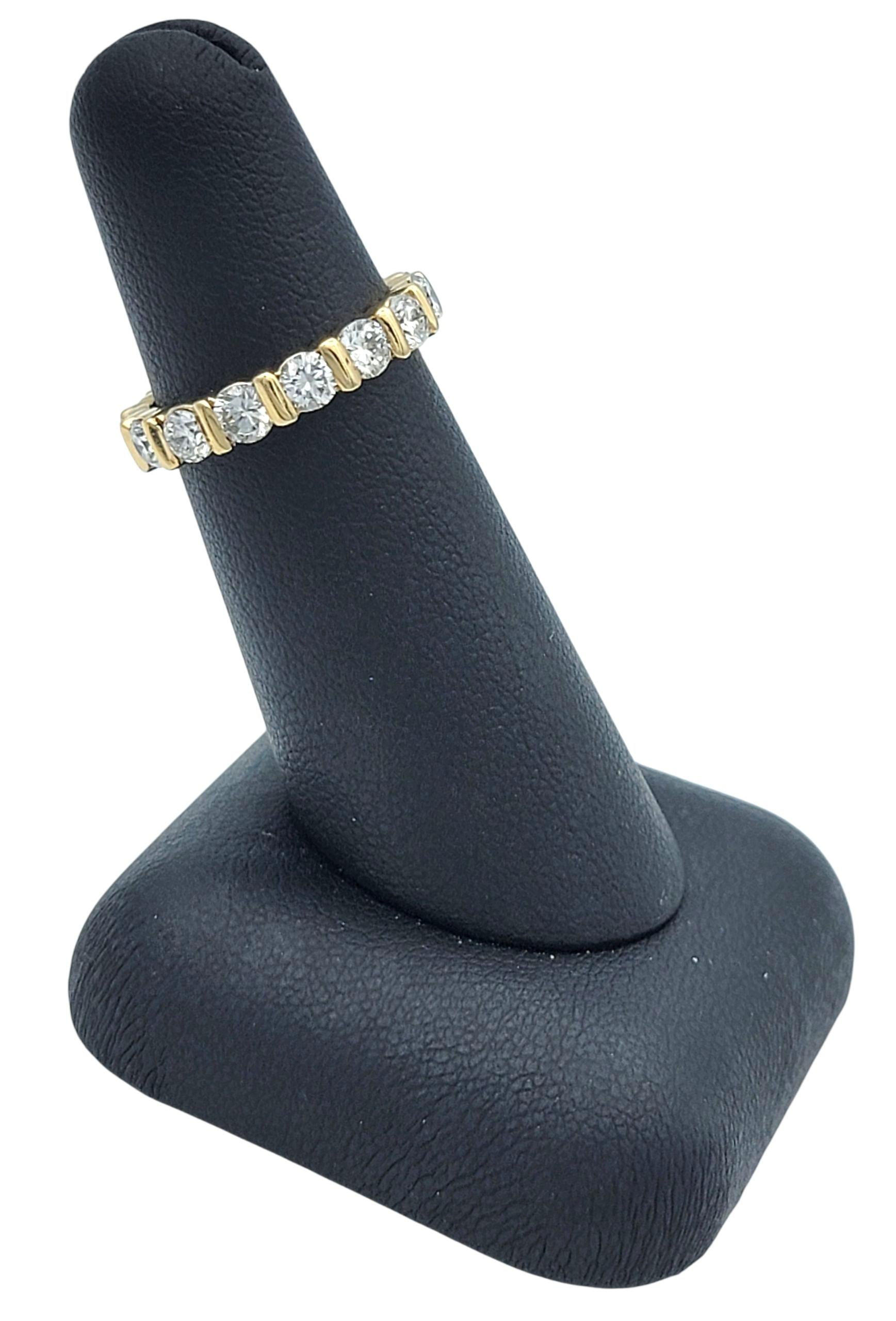 Bague d'éternité en or jaune 14 carats avec diamants ronds en serti clos en vente 3
