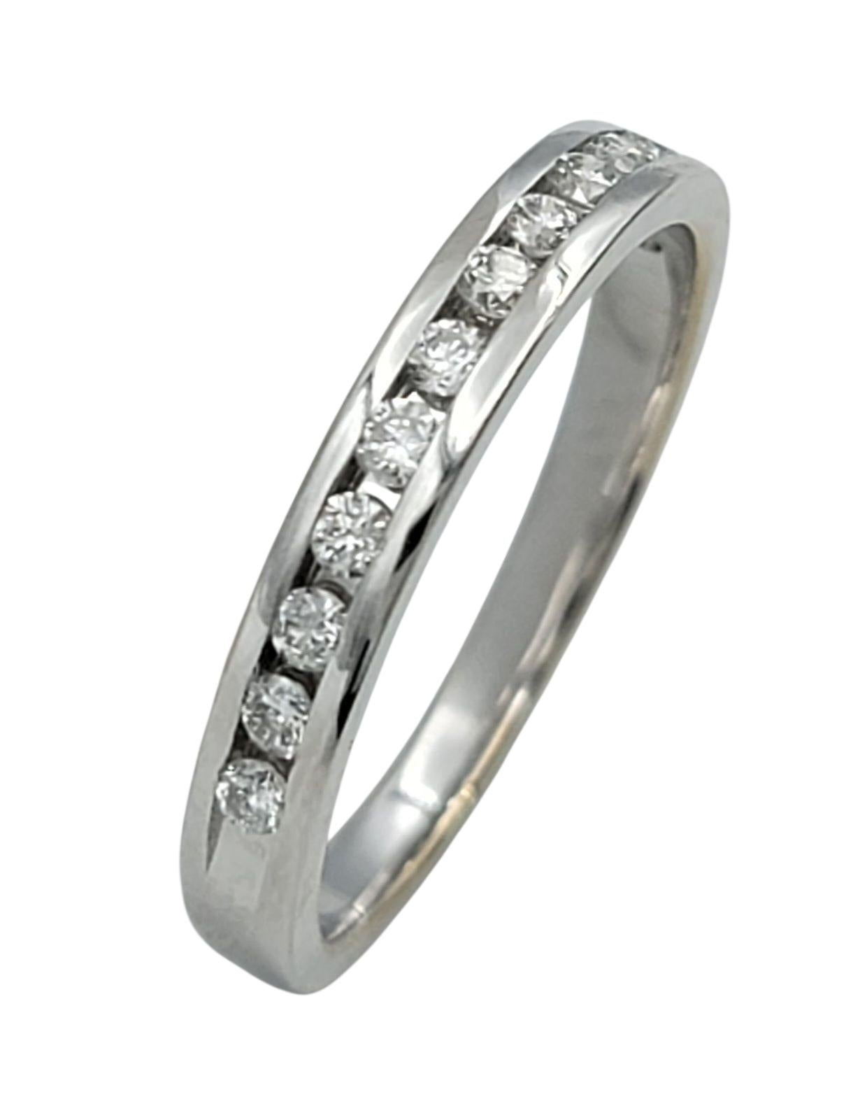 Questo anello a fascia versatile e senza tempo presenta un'unica fila di scintillanti diamanti rotondi taglio brillante, ciascuno incastonato con precisione per creare una linea di brillantezza senza soluzione di continuità lungo la fascia. Il