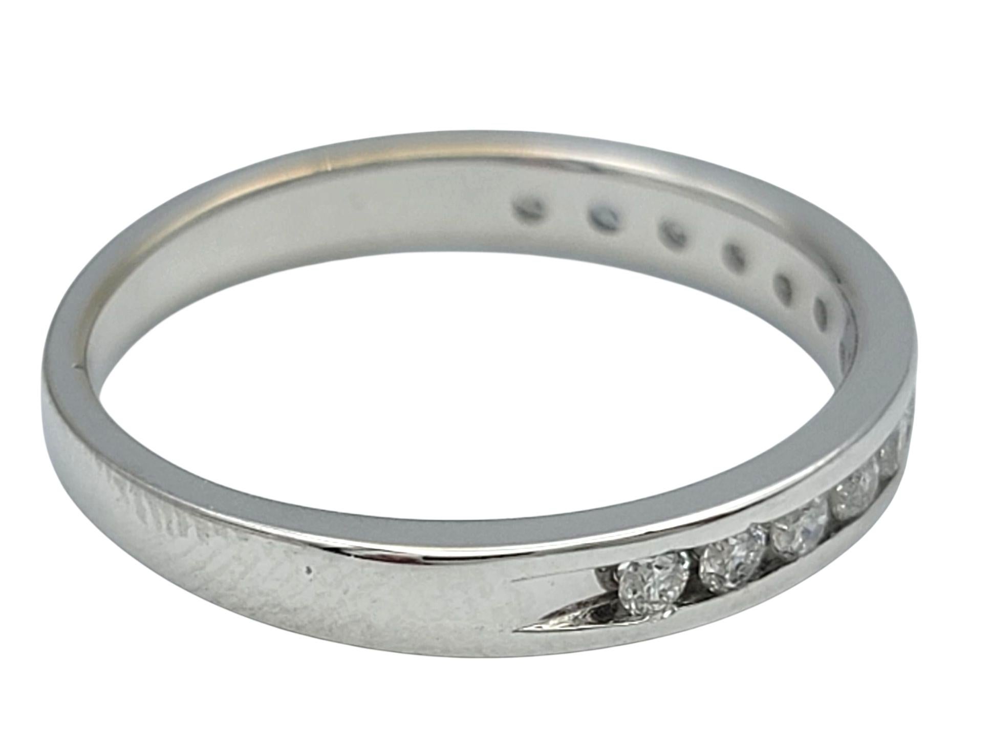 Anello a fascia per l'eternità con diamanti taglio rotondo incastonati a canale in oro bianco lucido 14 carati In condizioni buone in vendita a Scottsdale, AZ