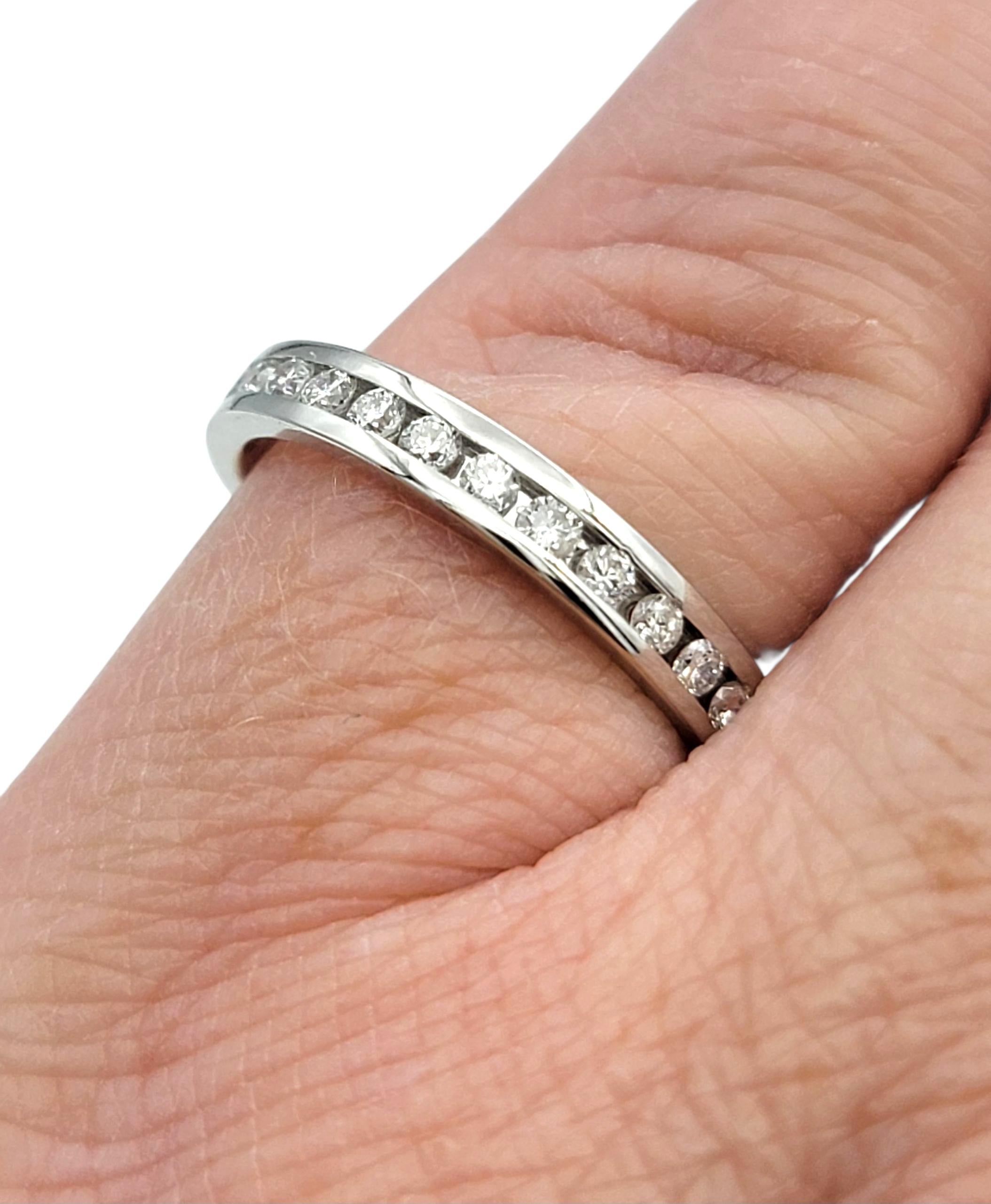 Anello a fascia per l'eternità con diamanti taglio rotondo incastonati a canale in oro bianco lucido 14 carati in vendita 3