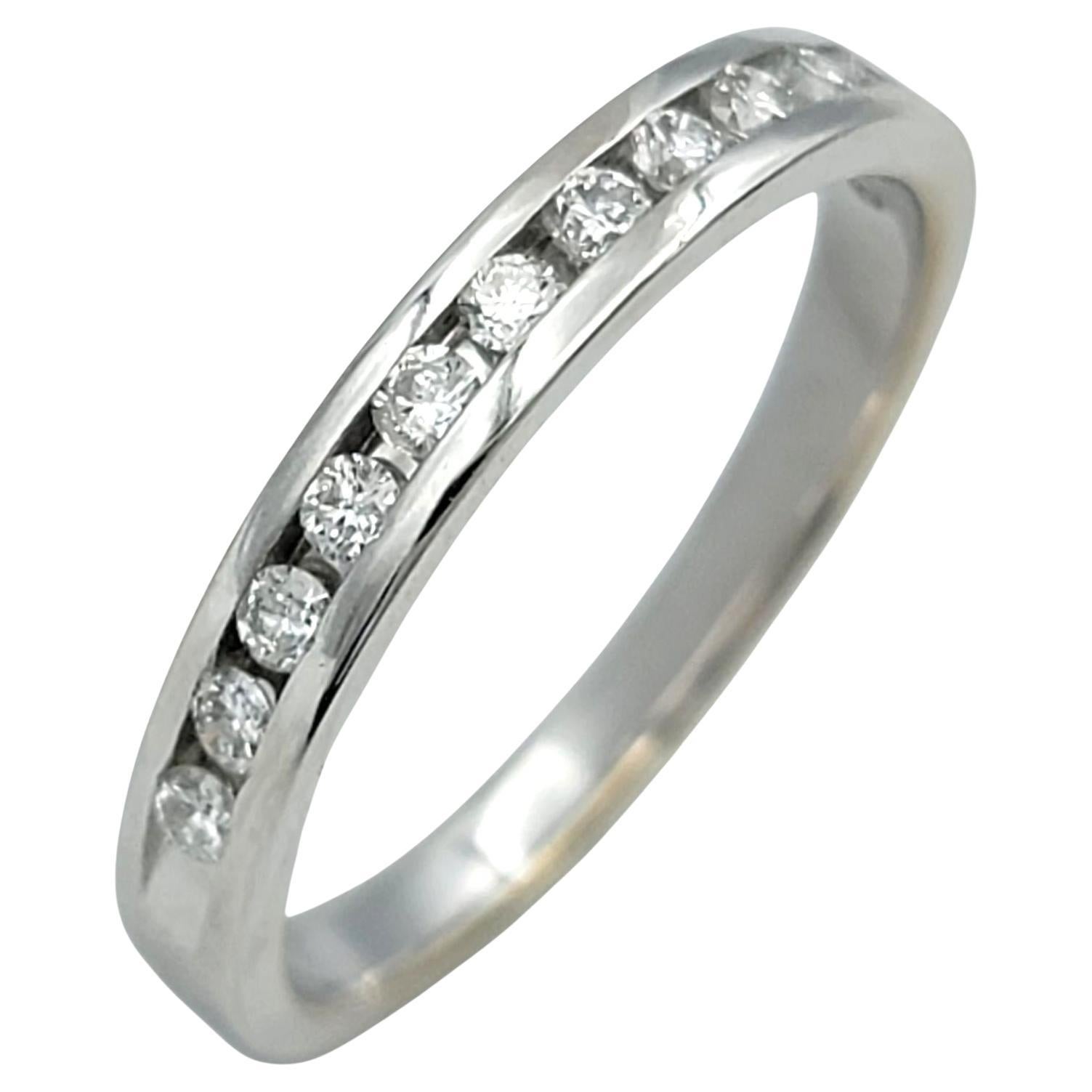 Bague d'éternité en or blanc 14 carats avec diamants ronds en serti clos