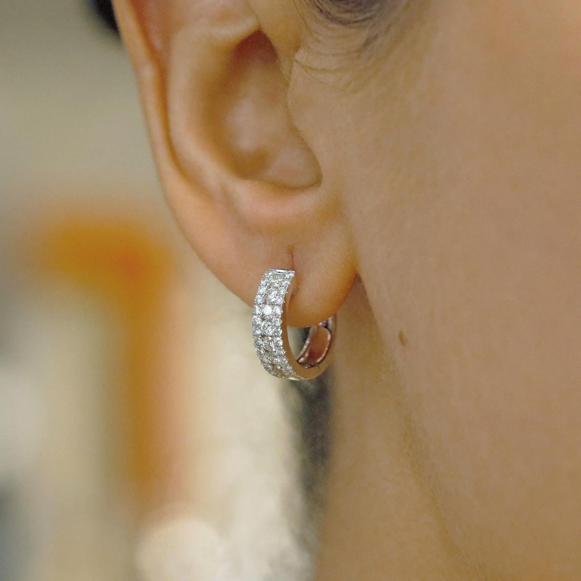Huggie-Ohrringe aus 18 Karat Weißgold mit Kanalschliff-Diamant im Rundschliff und 1,10 Gesamtgewicht im Zustand „Neu“ im Angebot in New York, NY