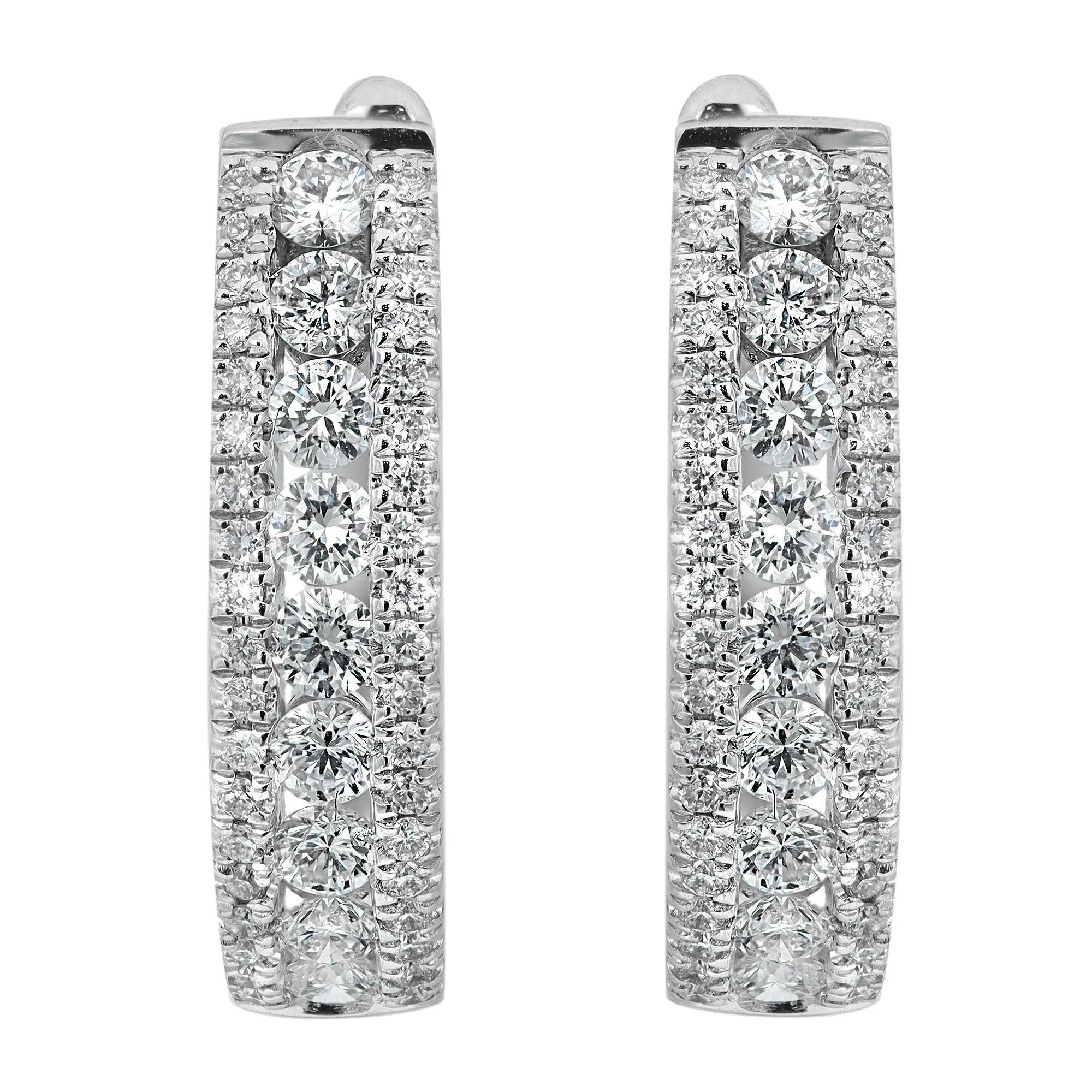Diese glamourösen, ovalen Diamant-Ohrringe zeichnen sich durch eine mittlere Reihe von kanalgefassten, schillernden runden Diamanten im Brillantschliff und zackengefassten runden Diamanten aus. Gesamtgewicht der Diamanten: 1,15 Karat. Verkrustet in