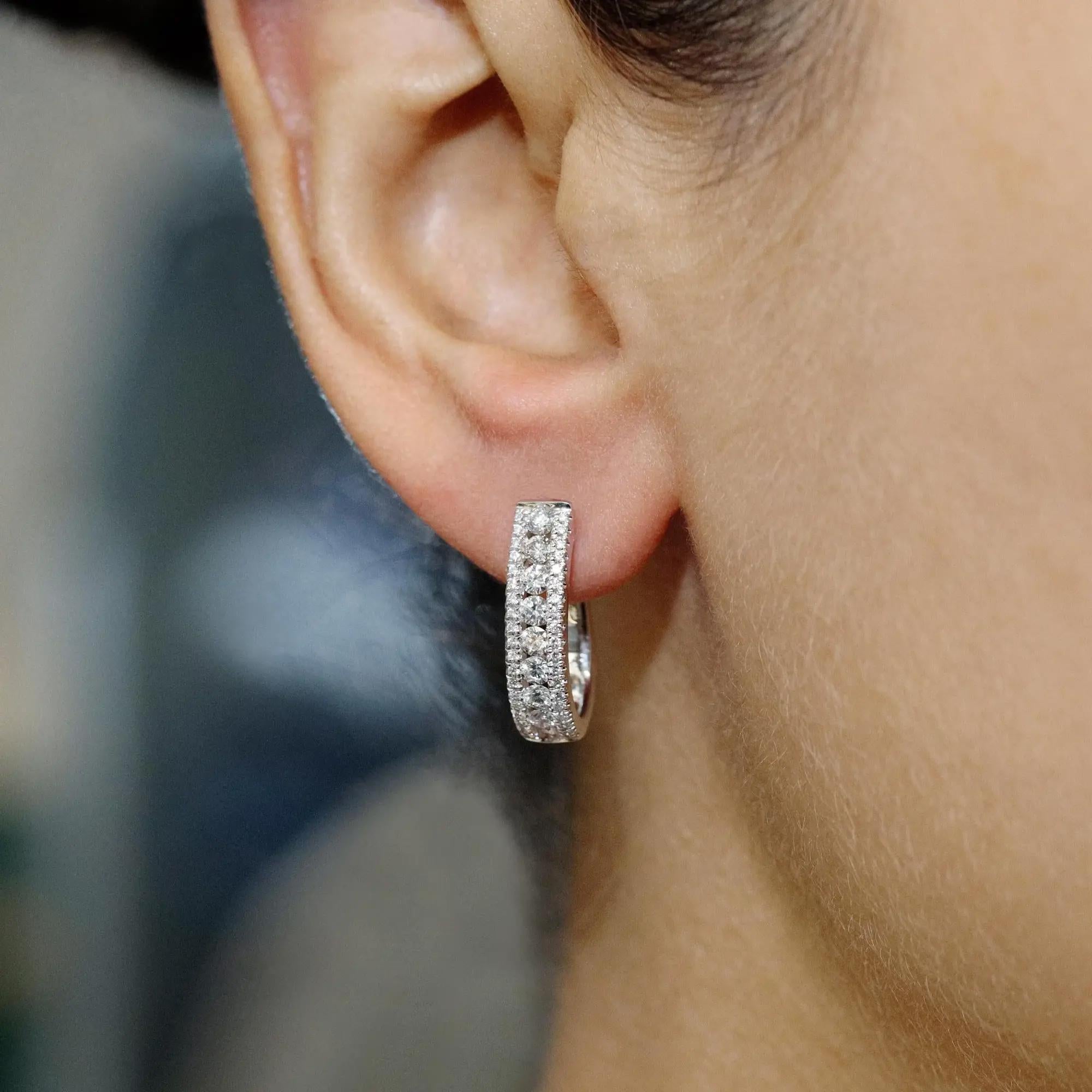 Ovale Huggie-Ohrringe aus 18 Karat Weißgold mit kanalisiertem Diamanten im Rundschliff und 1,15 Gesamtgewicht  im Zustand „Neu“ im Angebot in New York, NY