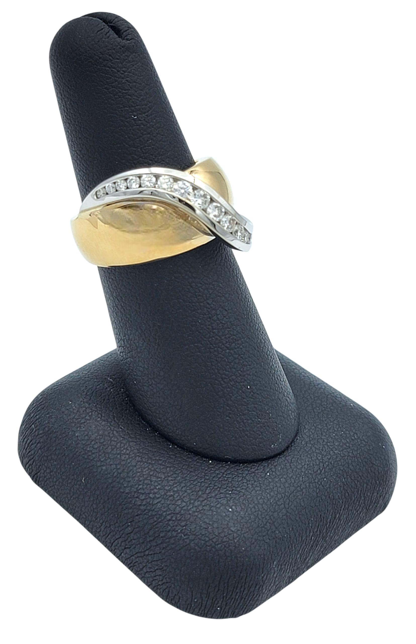 Kanalisierter runder Diamant Crossover breiter Ring in zweifarbigem 14 Karat Gold im Angebot 5