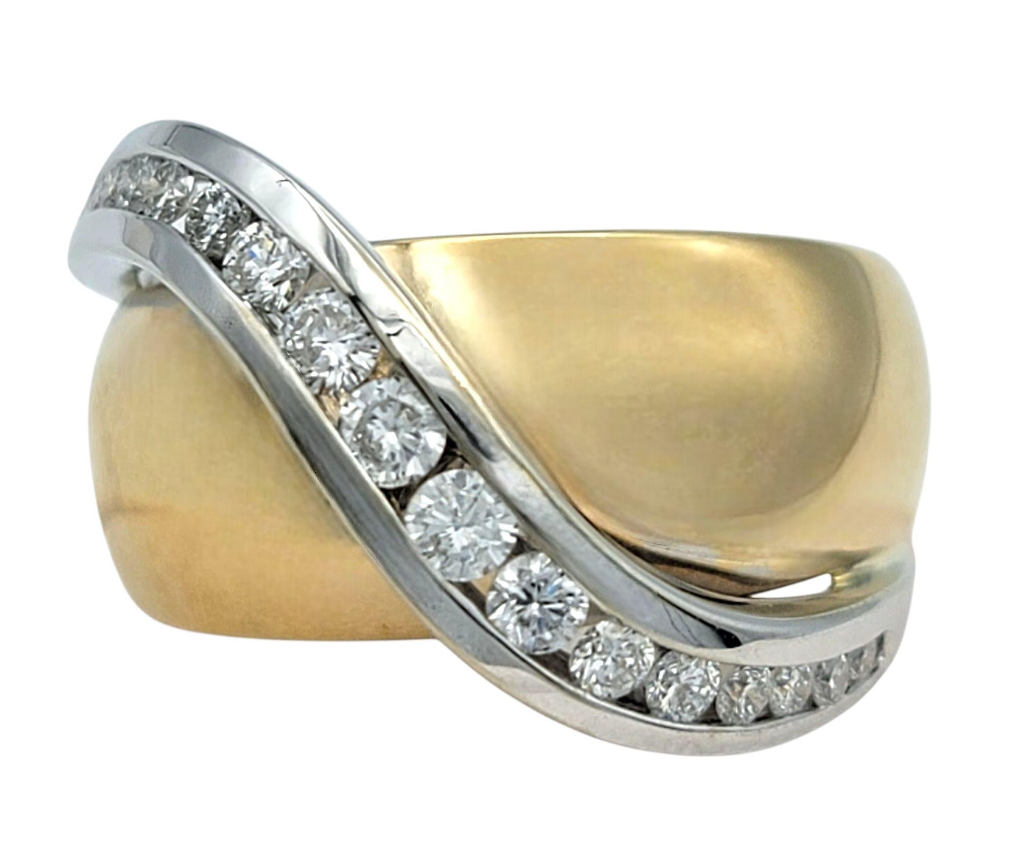 Ringgröße: 7

Dieser einzigartige Ring zeigt ein anmutig geformtes Crossover-Design in einer strahlenden Mischung aus 14 Karat Weiß- und Gelbgold. Ein geschwungener Kanal aus runden Brillanten zieht sich über die Oberseite und sorgt für einen