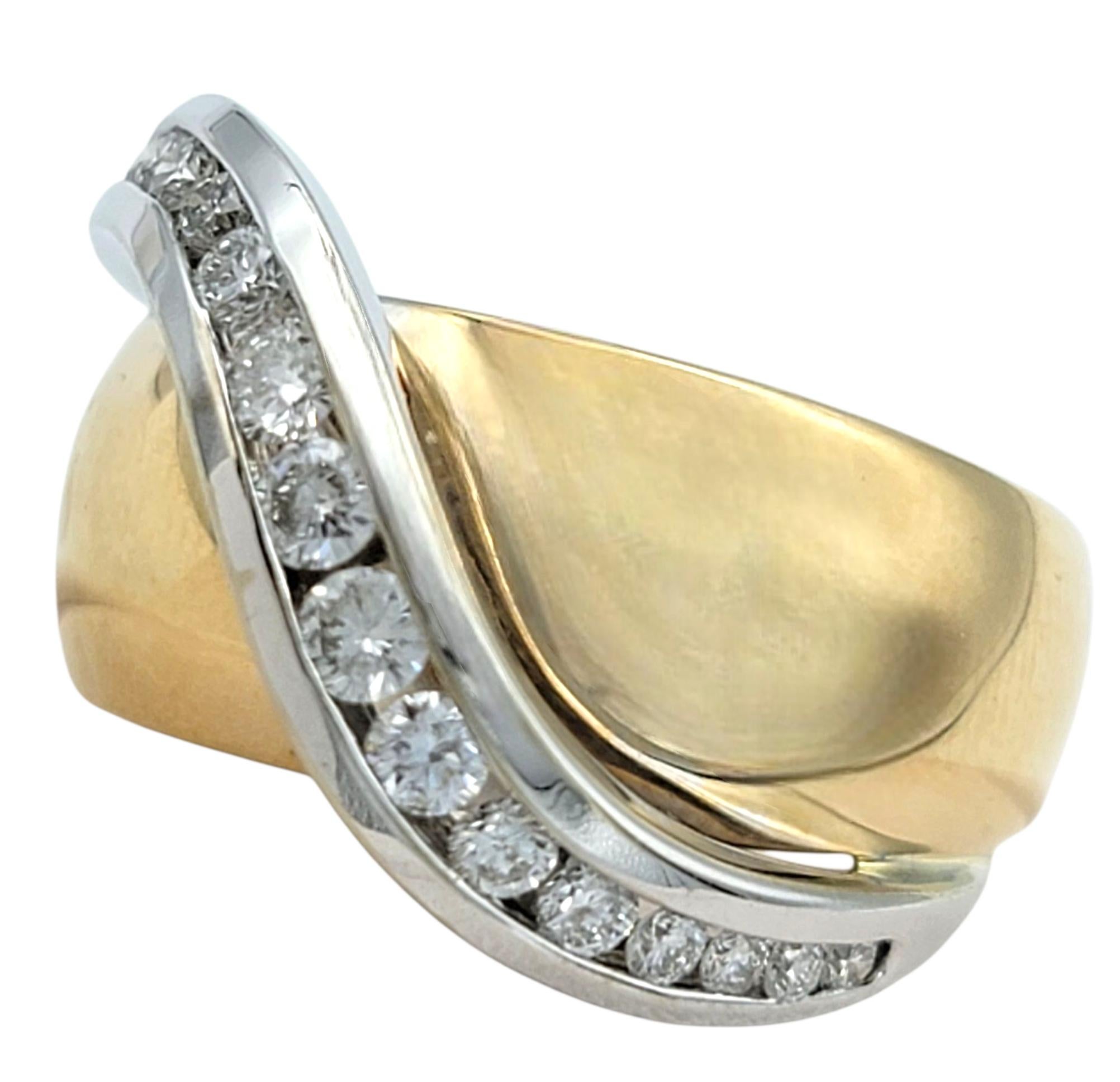 Kanalisierter runder Diamant Crossover breiter Ring in zweifarbigem 14 Karat Gold (Zeitgenössisch) im Angebot