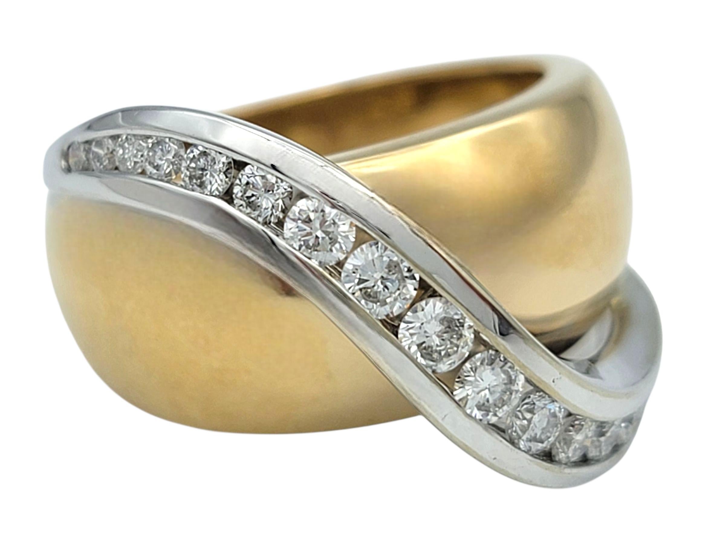 Kanalisierter runder Diamant Crossover breiter Ring in zweifarbigem 14 Karat Gold (Rundschliff) im Angebot