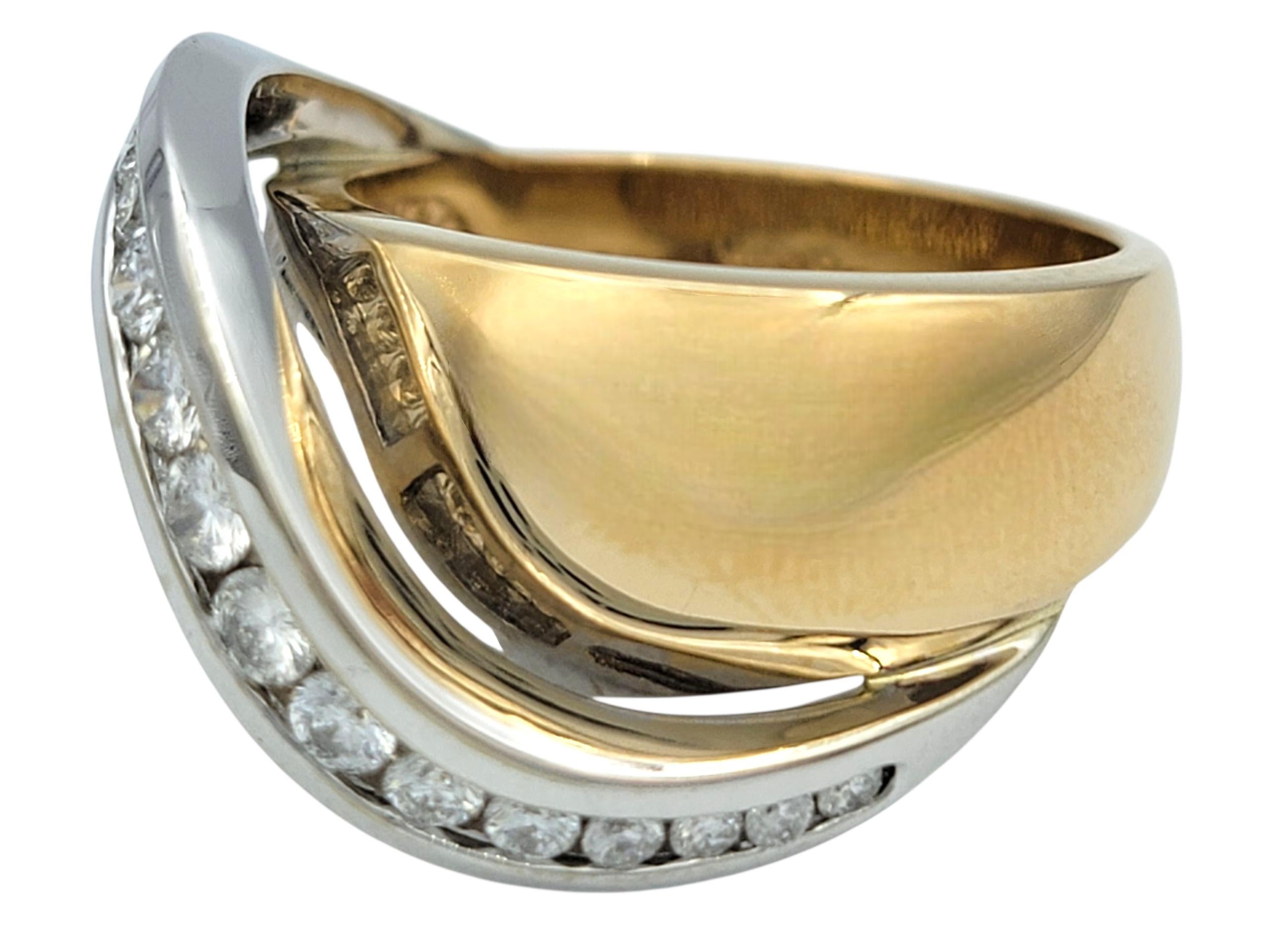 Kanalisierter runder Diamant Crossover breiter Ring in zweifarbigem 14 Karat Gold im Zustand „Gut“ im Angebot in Scottsdale, AZ