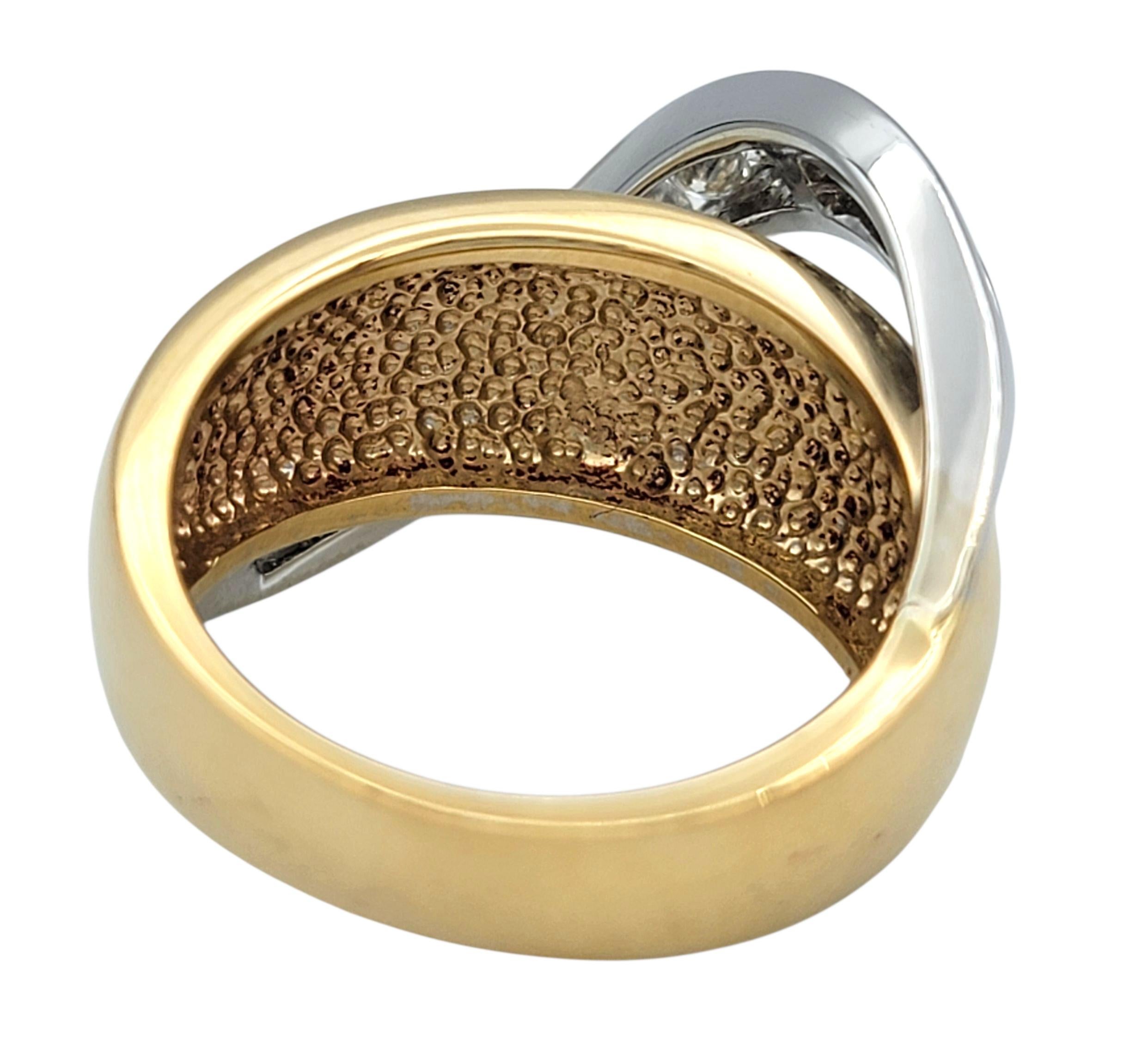 Kanalisierter runder Diamant Crossover breiter Ring in zweifarbigem 14 Karat Gold im Angebot 1