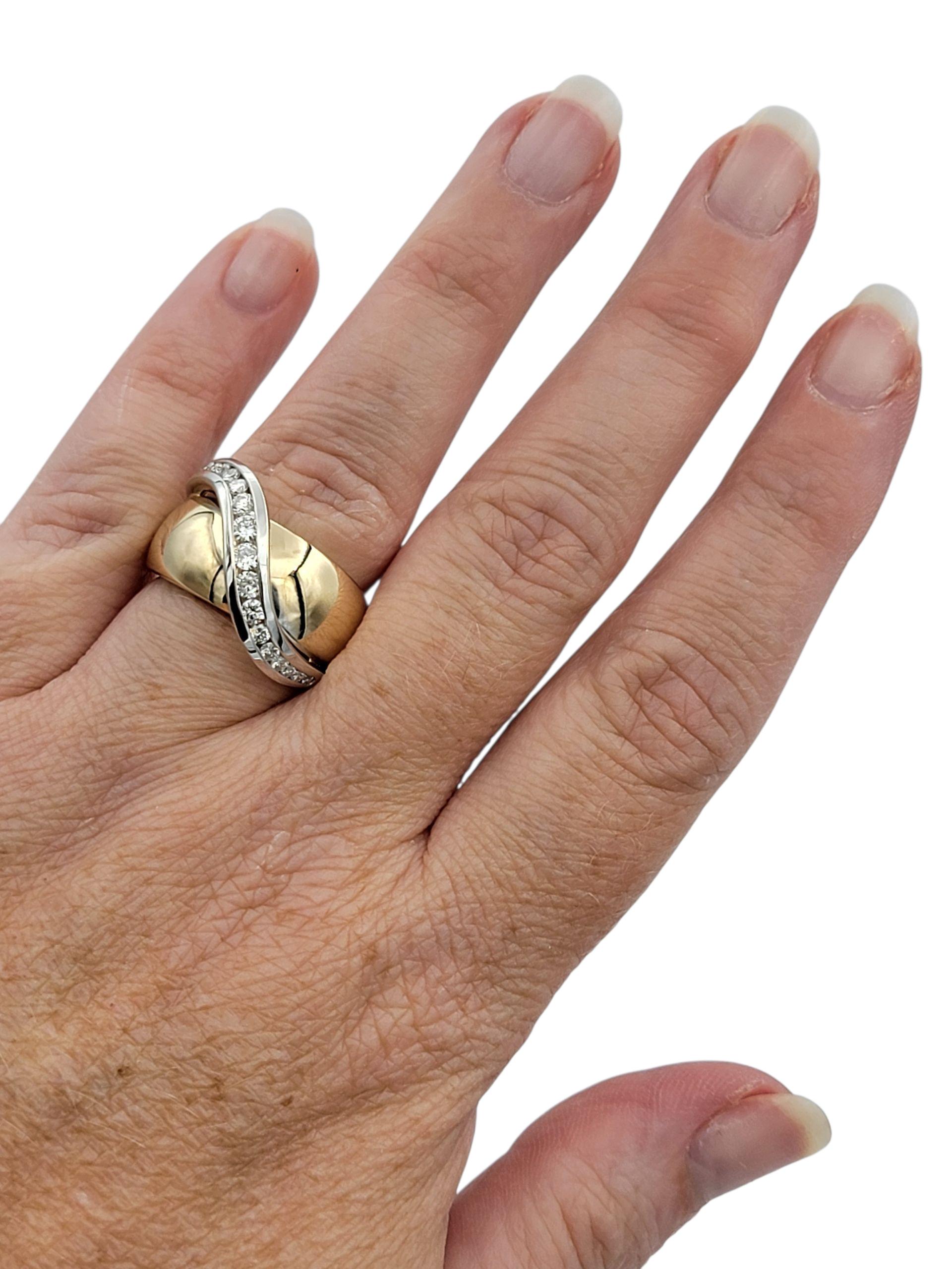 Kanalisierter runder Diamant Crossover breiter Ring in zweifarbigem 14 Karat Gold im Angebot 3