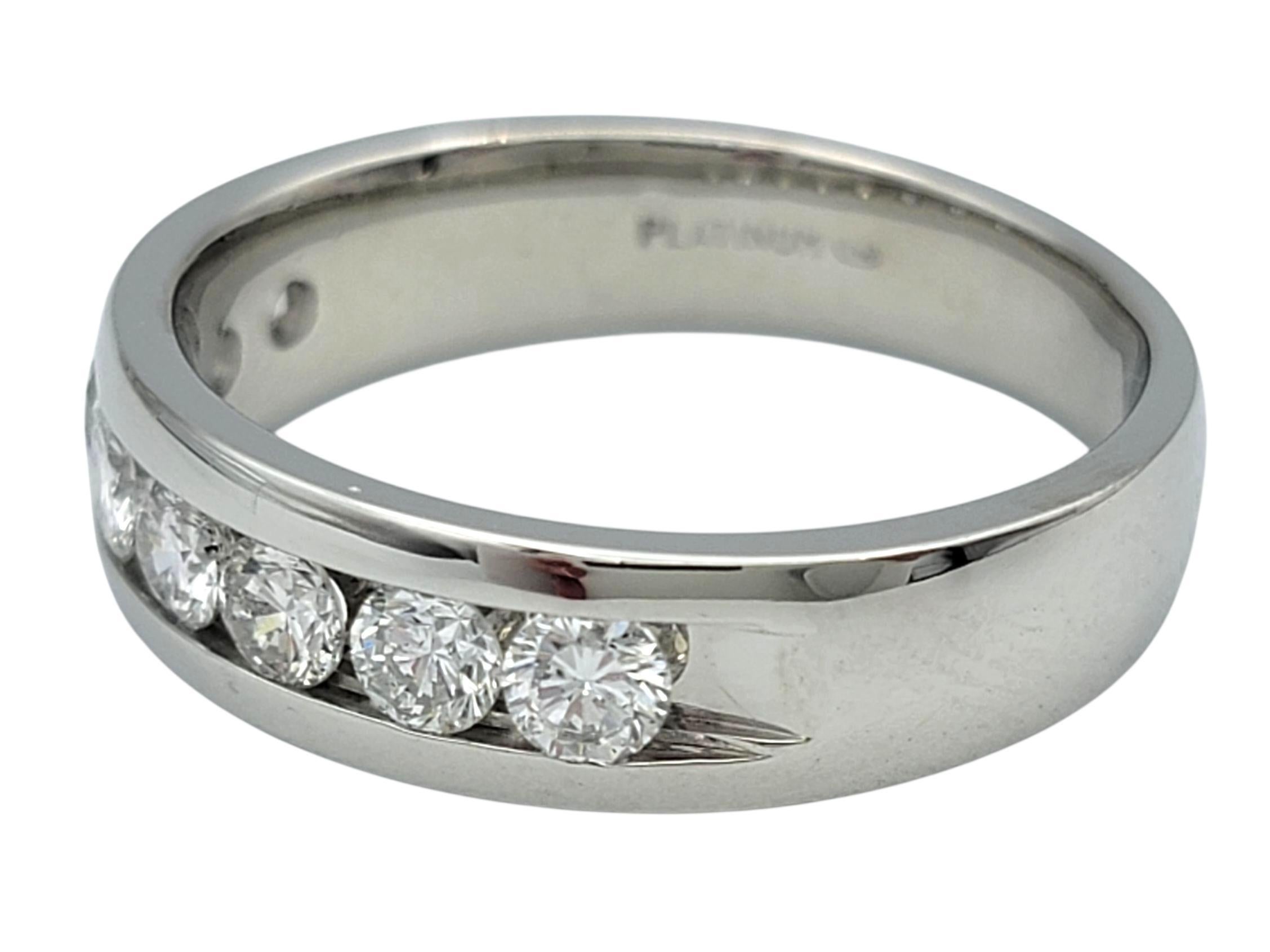 Taglio rotondo Channel Set Round Diamond Semi Eternity Band Ring in Platinum in vendita