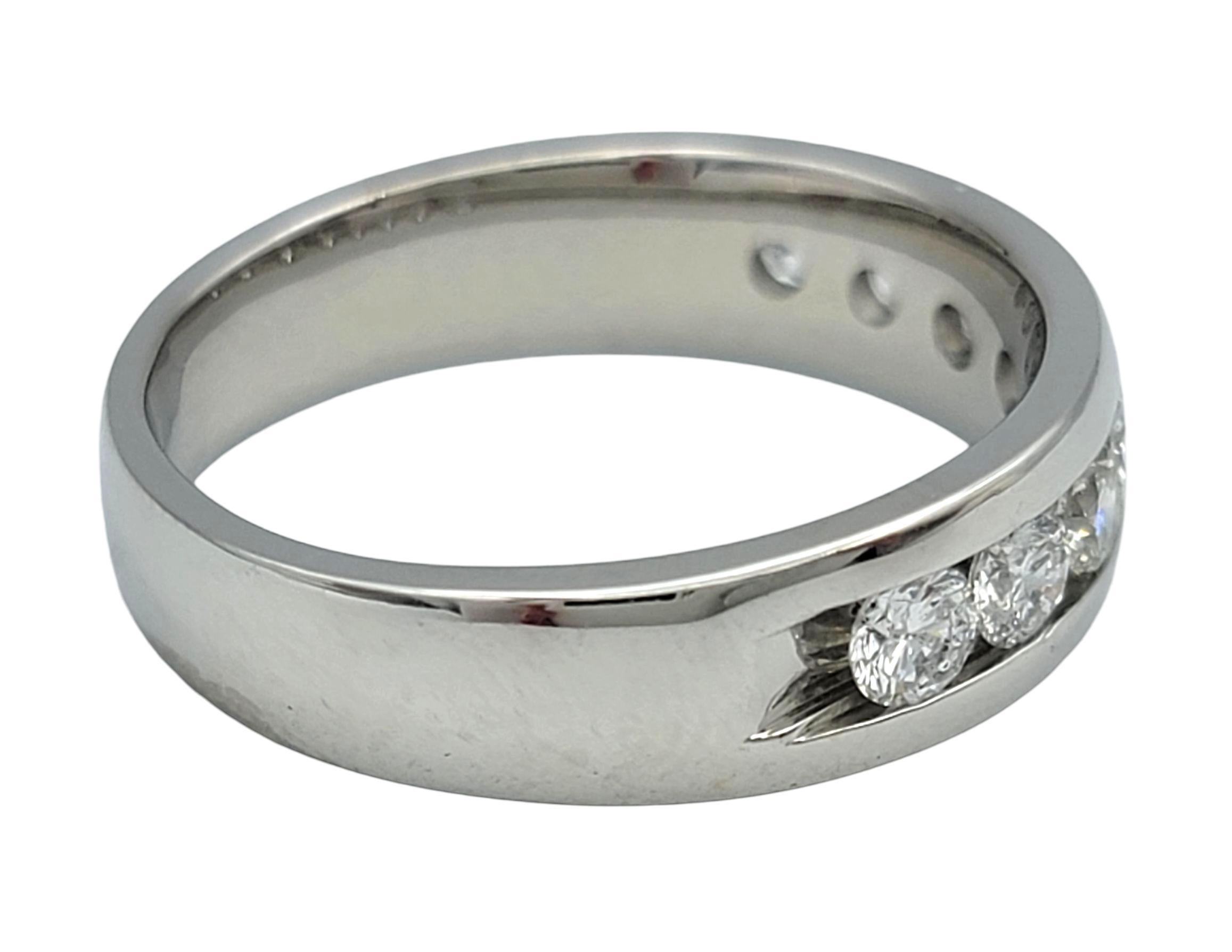 Channel Set Round Diamond Semi Eternity Band Ring in Platinum In condizioni ottime in vendita a Scottsdale, AZ