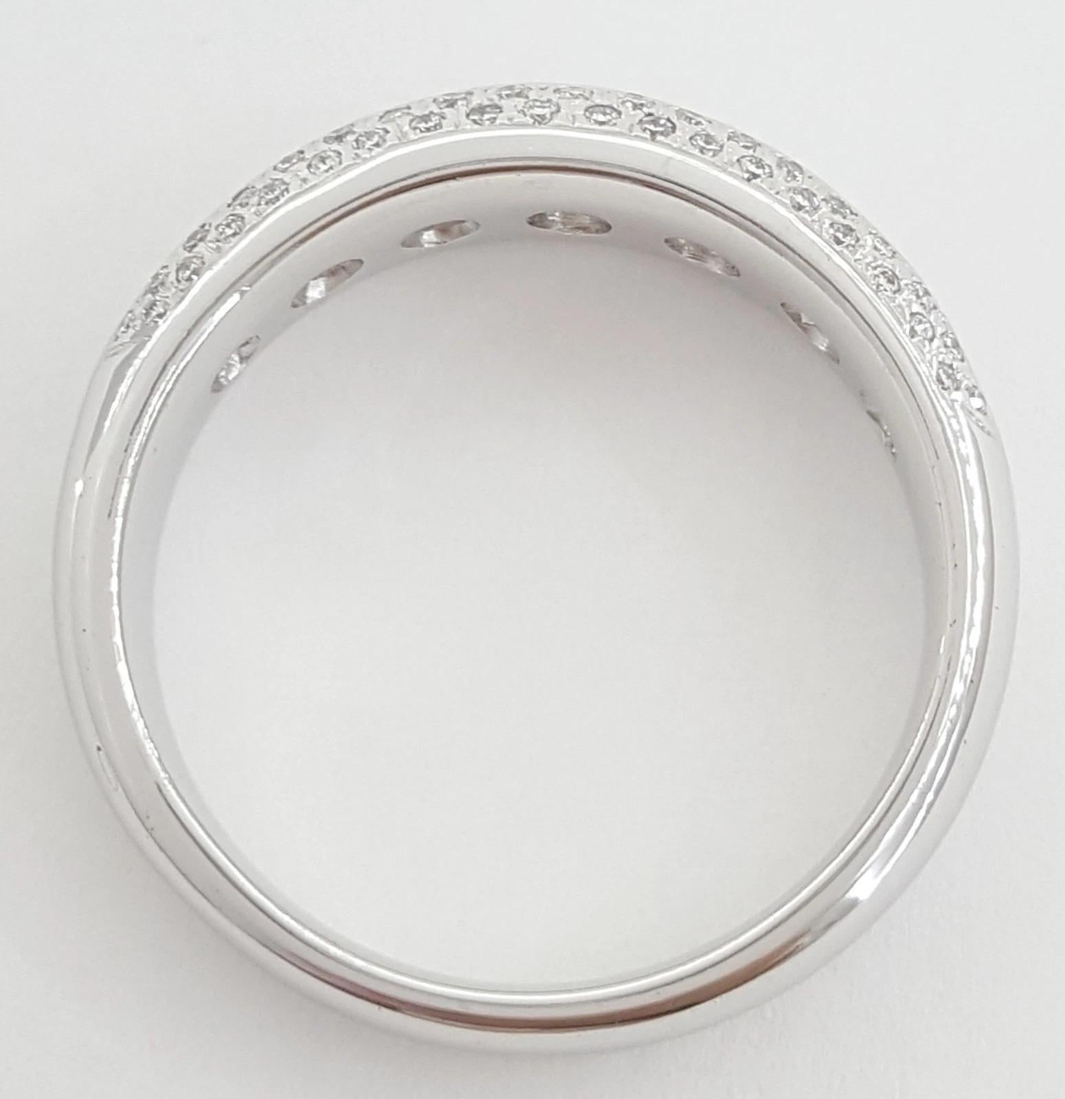 Alianza de diamantes redondos engastados en canal - 1,42 quilates de oro blanco de 14 quilates

Esta elegante y sustanciosa alianza presenta 81 diamantes redondos naturales de talla brillante, engastados en canal en la parte superior para un brillo