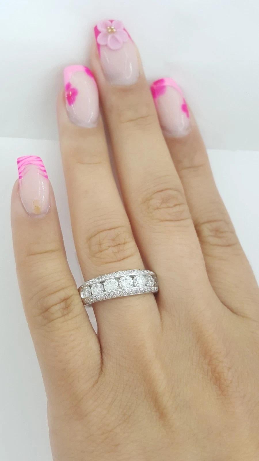 Alianza de diamantes redondos engastados en canal - 1,42 quilates de oro blanco de 14 quilates en Nuevo estado para la venta en Chicago, IL
