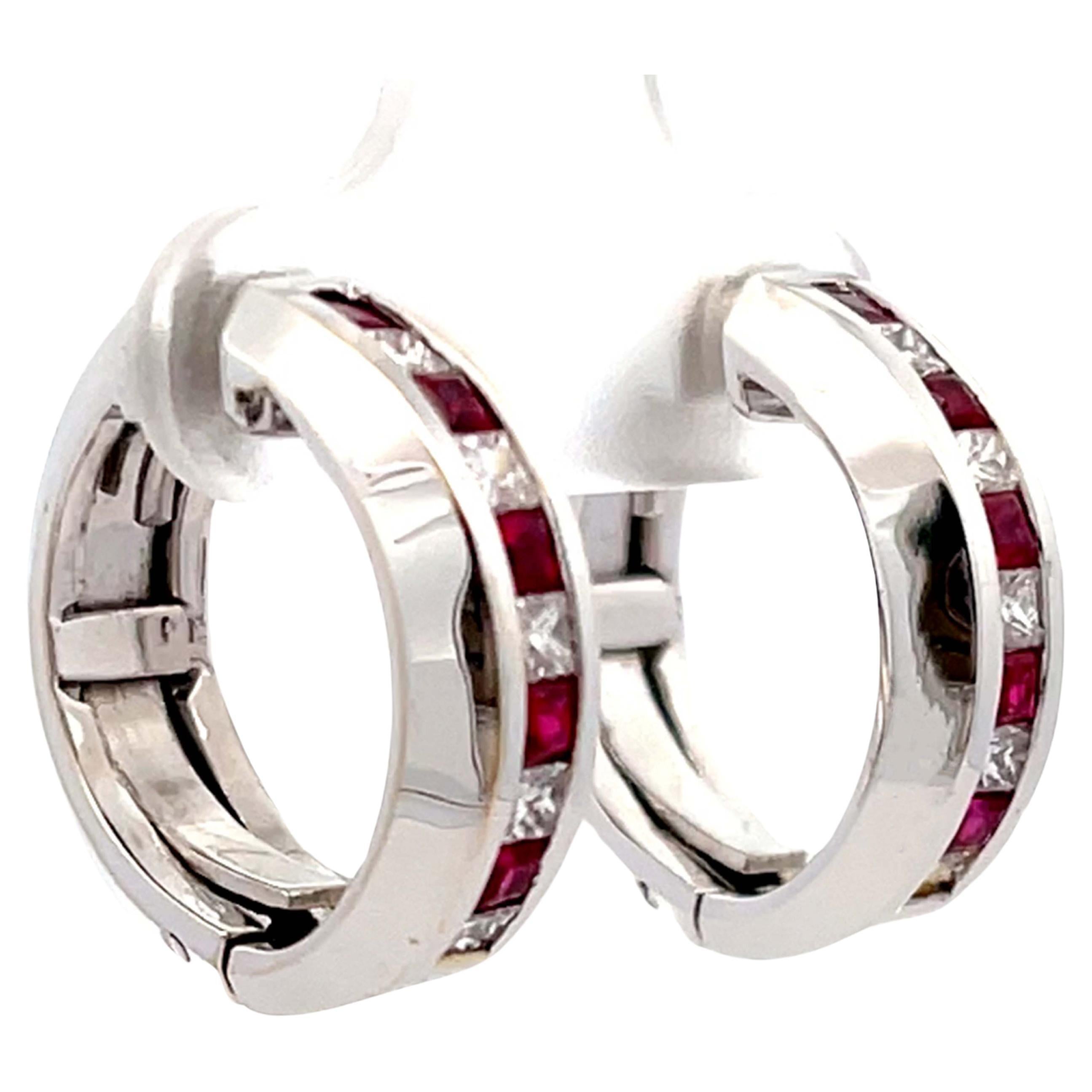 Boucles d'oreilles en or blanc 18k avec rubis et diamants sertis Channel en vente