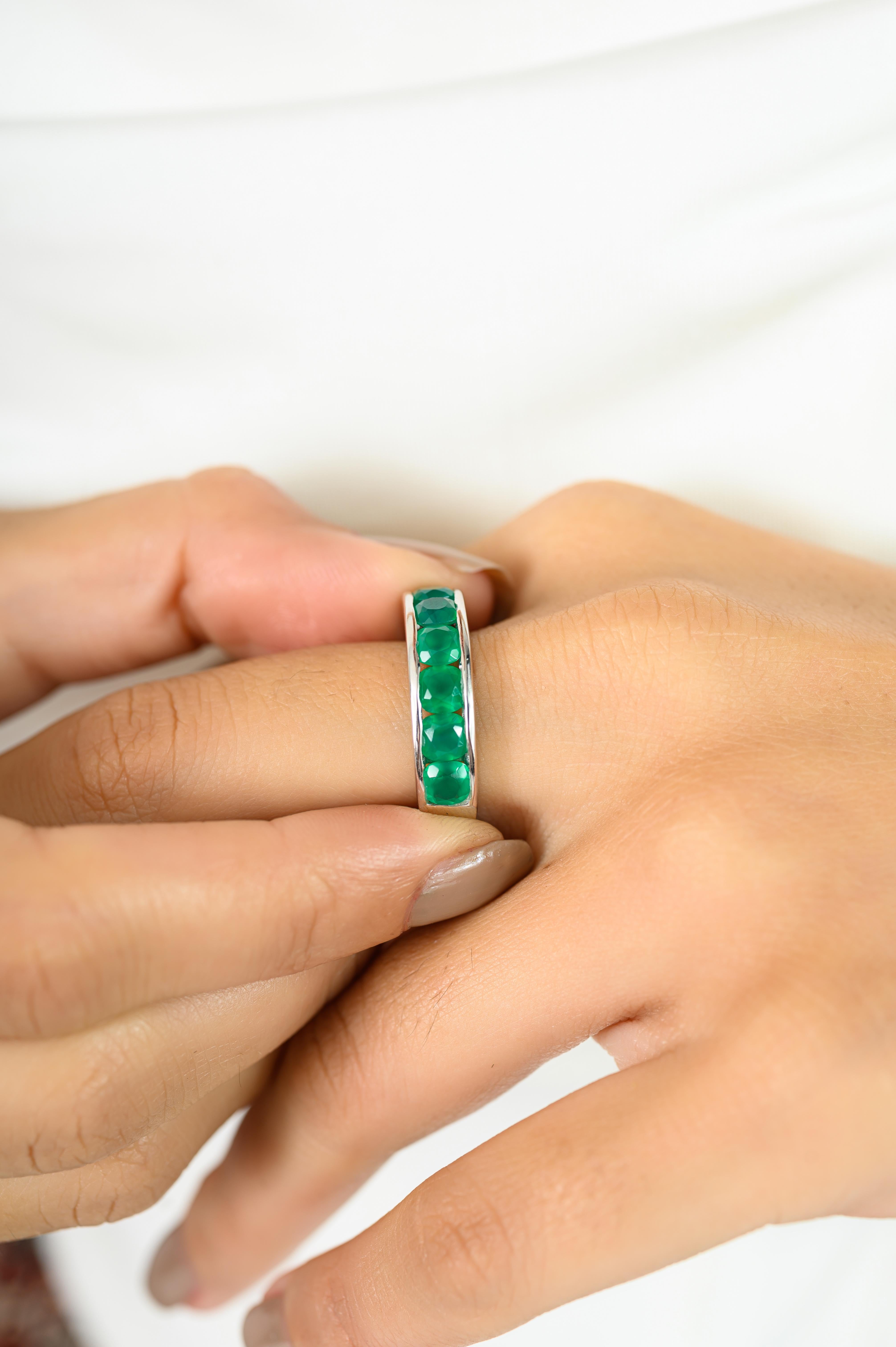 En vente :  Bague demi-éternité en argent 925 avec émeraude ronde de Zambie en serti clos 2