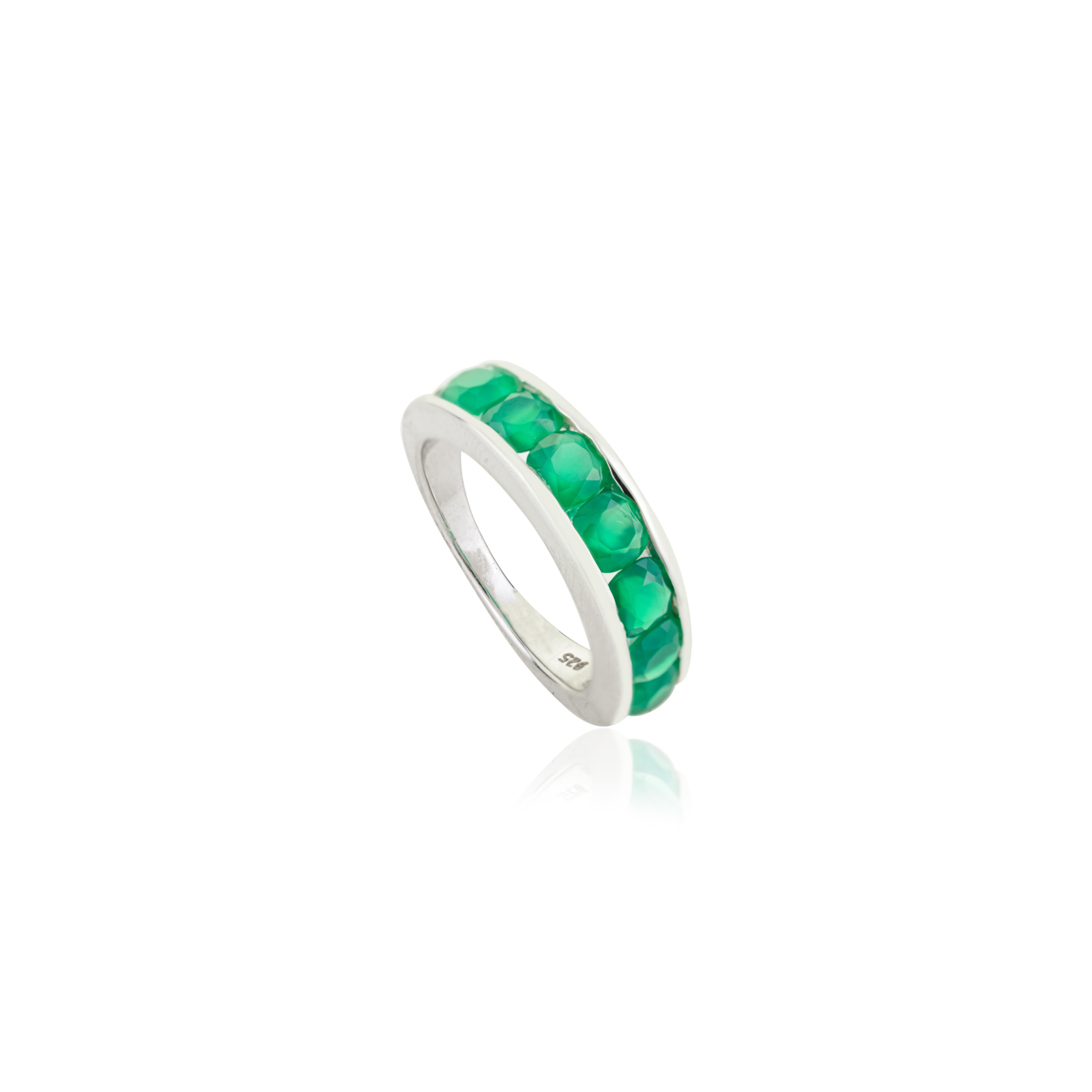 En vente :  Bague demi-éternité en argent 925 avec émeraude ronde de Zambie en serti clos 3