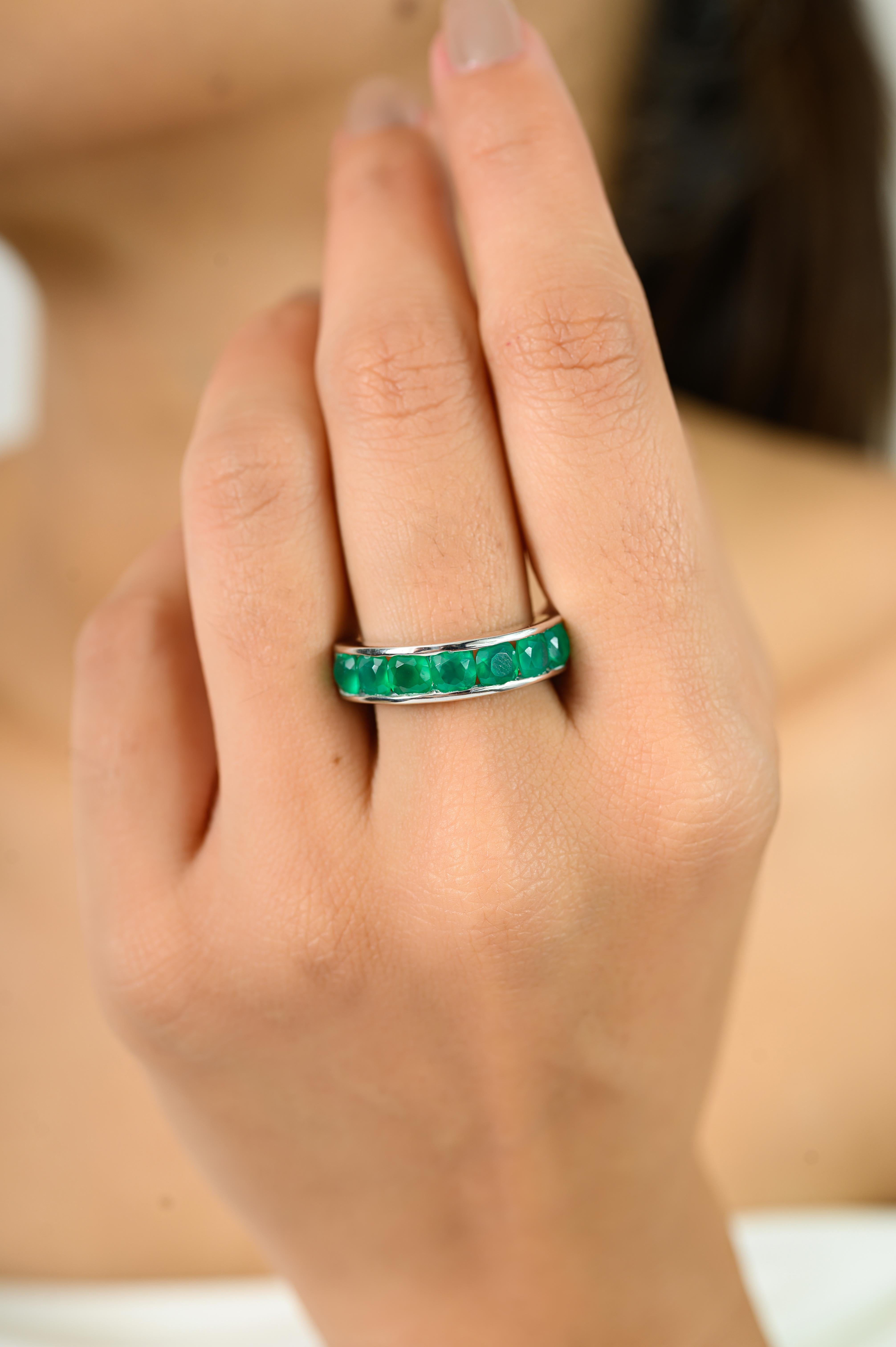 En vente :  Bague demi-éternité en argent 925 avec émeraude ronde de Zambie en serti clos 4