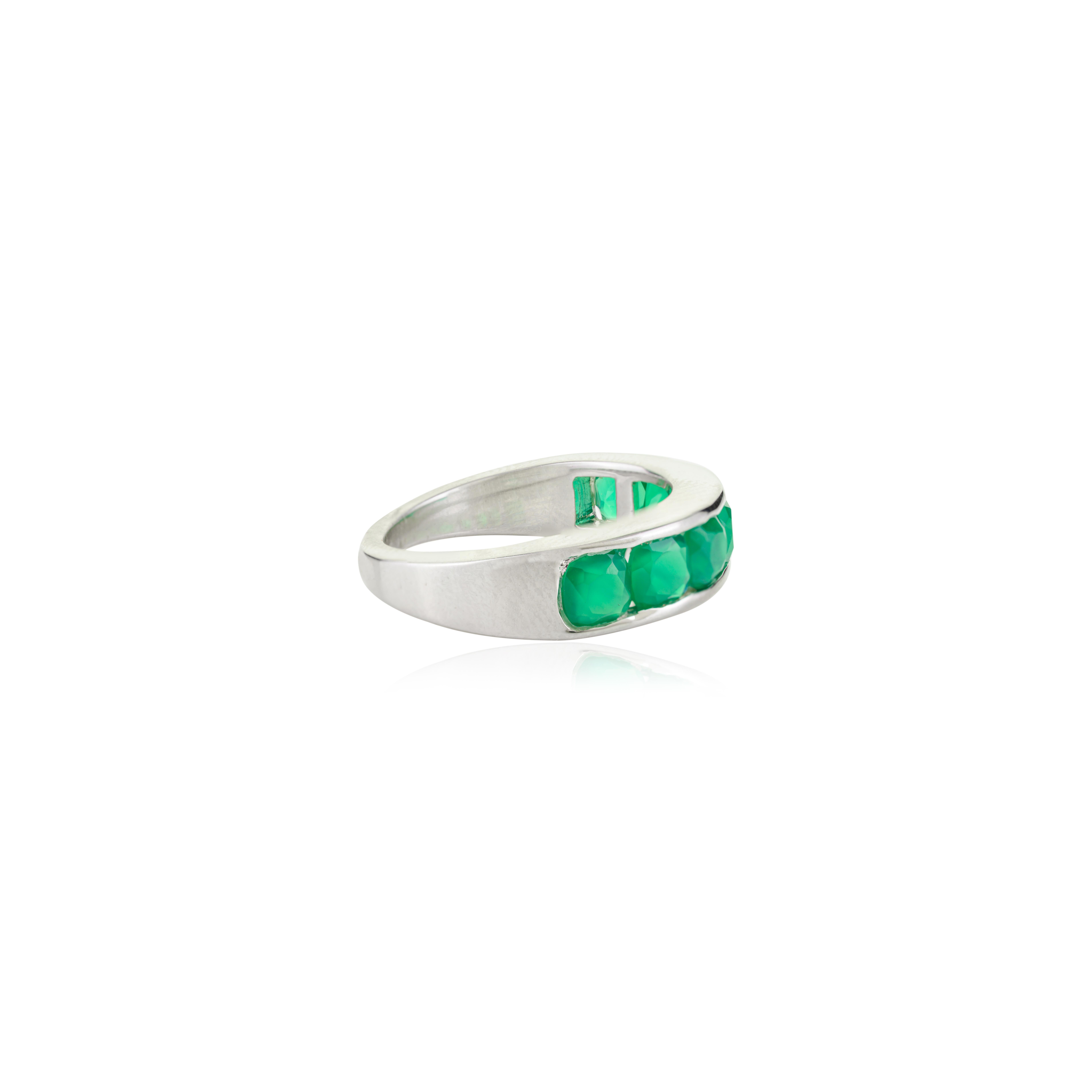 En vente :  Bague demi-éternité en argent 925 avec émeraude ronde de Zambie en serti clos 5