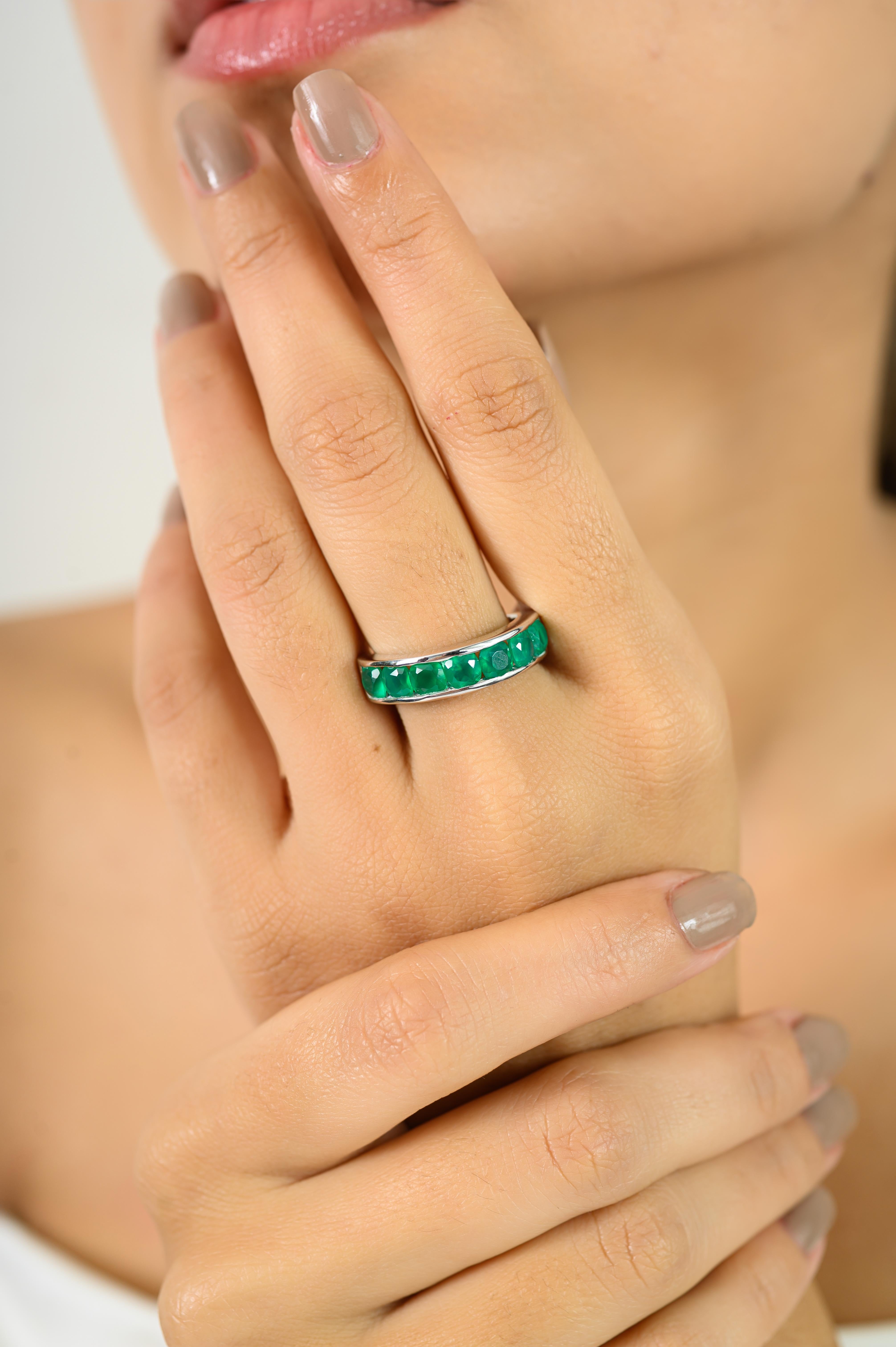 En vente :  Bague demi-éternité en argent 925 avec émeraude ronde de Zambie en serti clos 6