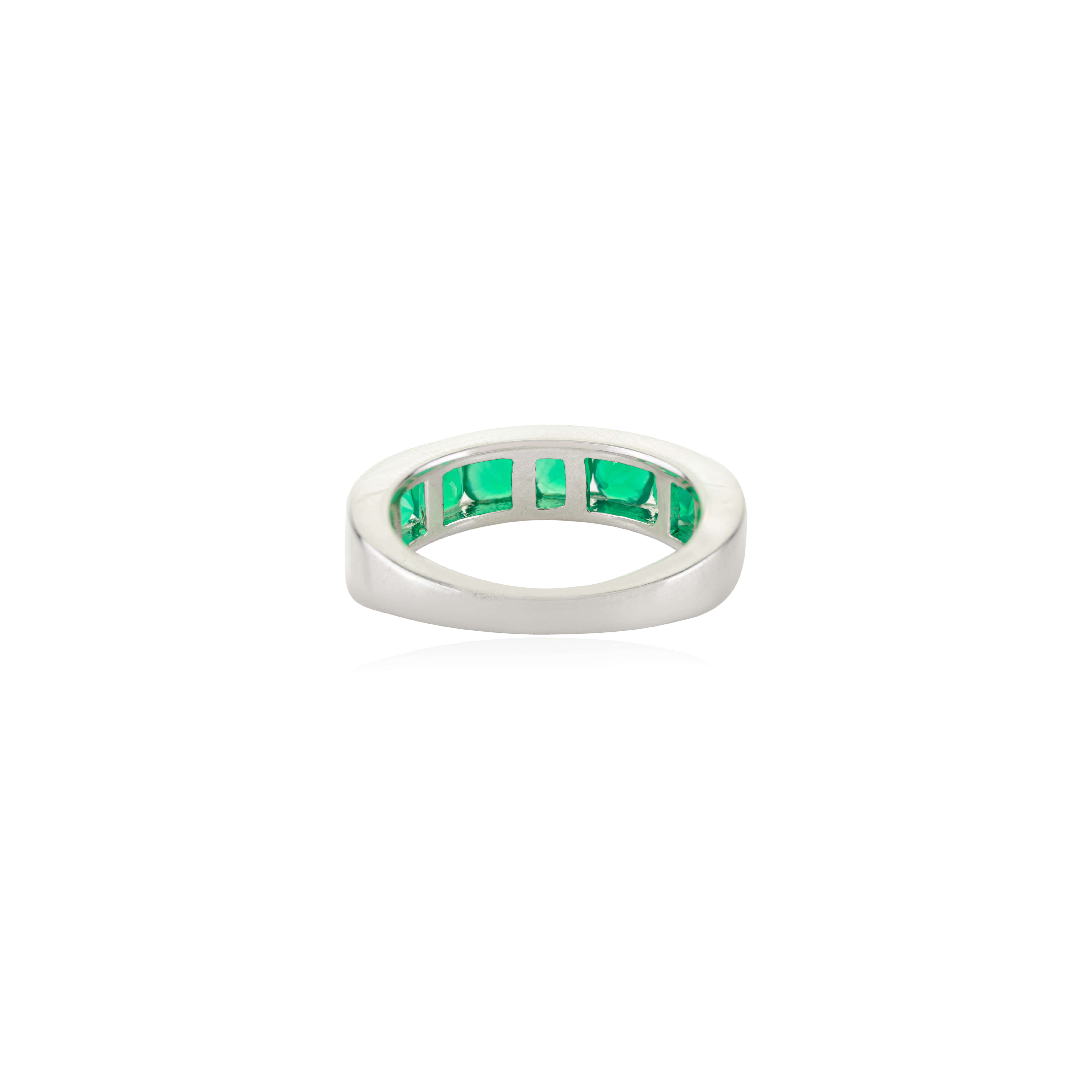 En vente :  Bague demi-éternité en argent 925 avec émeraude ronde de Zambie en serti clos 7