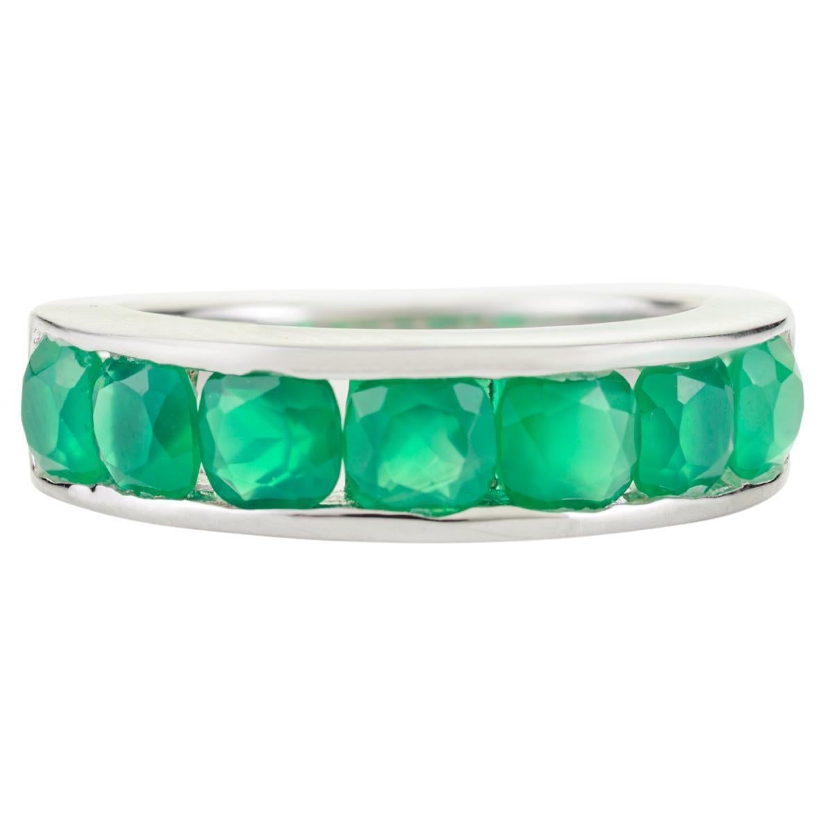 En vente :  Bague demi-éternité en argent 925 avec émeraude ronde de Zambie en serti clos