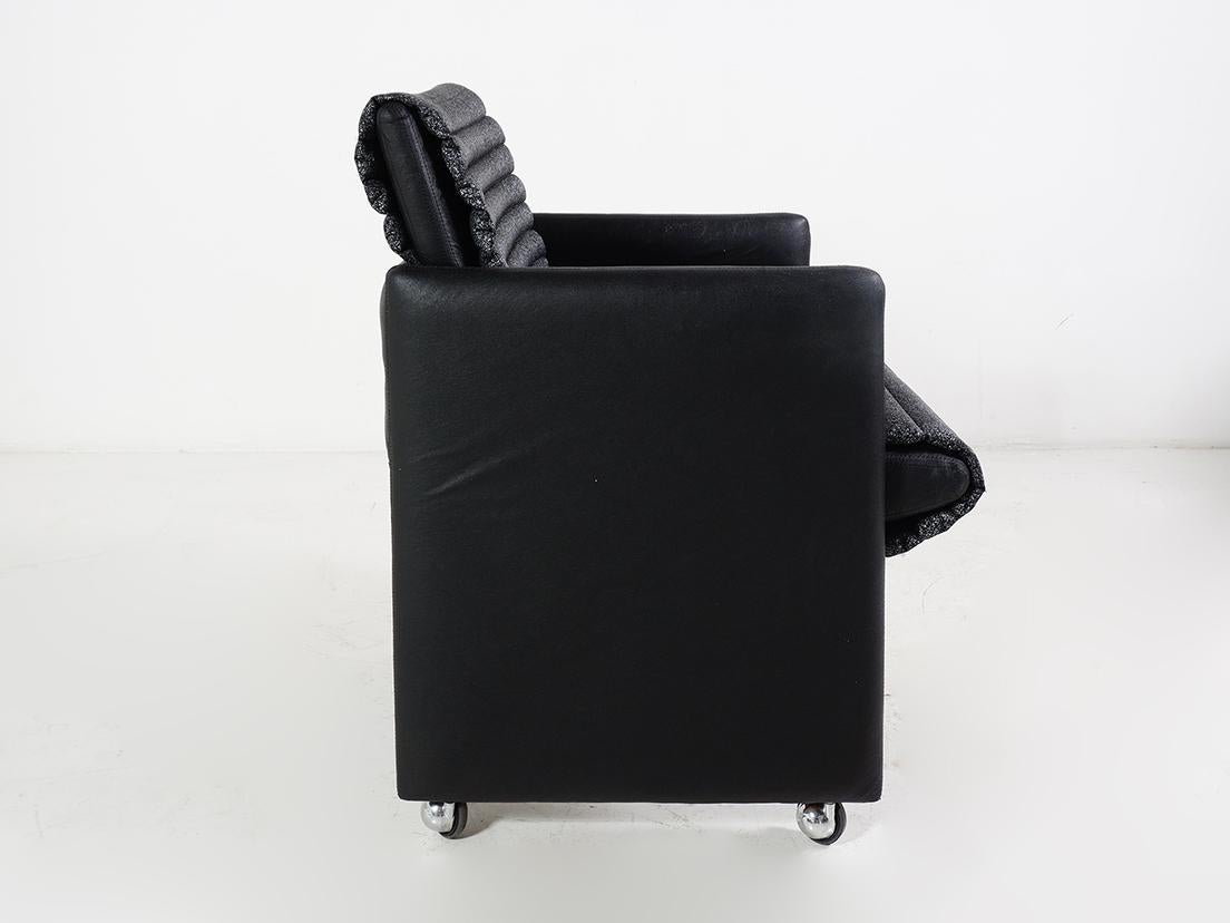 La forme rectangulaire et structurée de ces chaises noires en forme de tonneau confère une touche inattendue à votre salle à manger ou à votre salon. 

- 32 