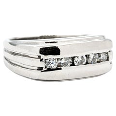 Bague en or blanc avec diamant en forme de canal