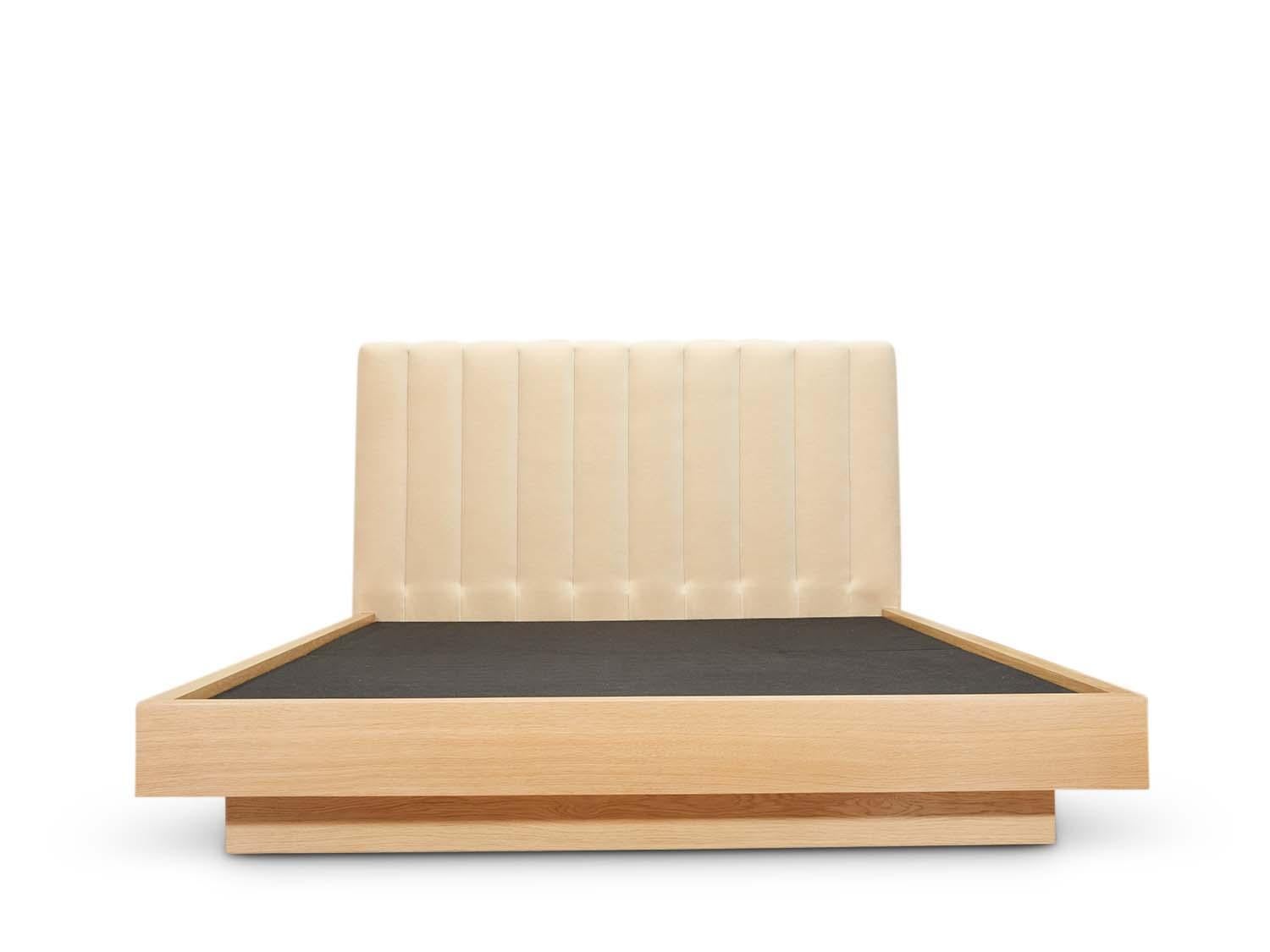 Das Bett Capitan verfügt über ein Kopfteil mit Kanaltuft und eine minimalistische, japanisch inspirierte Holzplattform. Erhältlich in amerikanischem Nussbaum oder Weißeiche. Größe Queen.

Die Lawson-Fenning Collection'S wird in Los Angeles,