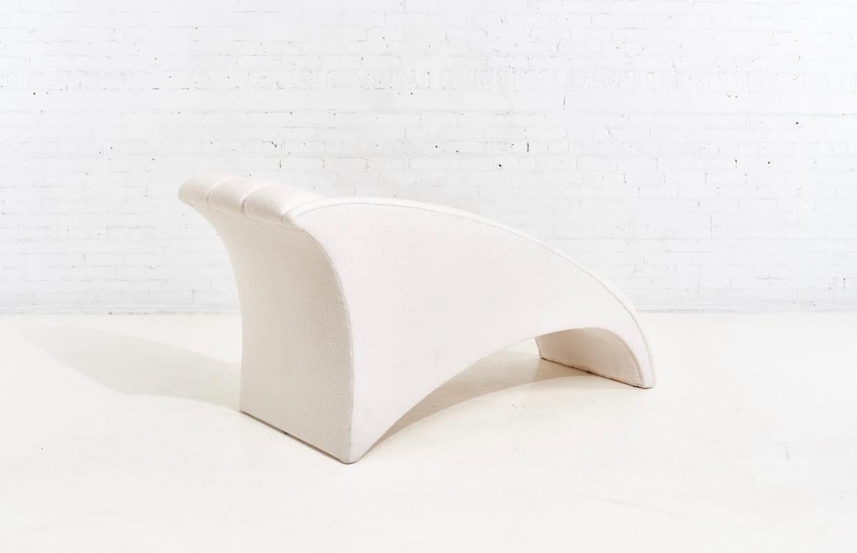 Weiße getuftete Chaiselongue aus Boucle-Kanal, linear im Zustand „Gut“ im Angebot in Chicago, IL