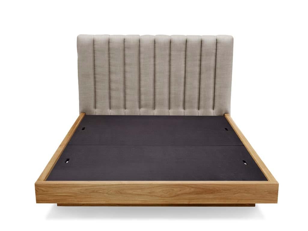 Das Bett Capitan verfügt über ein Kopfteil mit Kanaltuft und eine minimalistische, japanisch inspirierte Holzplattform. Erhältlich in amerikanischem Nussbaum oder Weißeiche. Hier abgebildet in Leinen und Nussbaum natur. Größe Queen.

Die