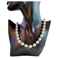 Lange Vintage-Halskette mit Faux-Perlen-Kanal