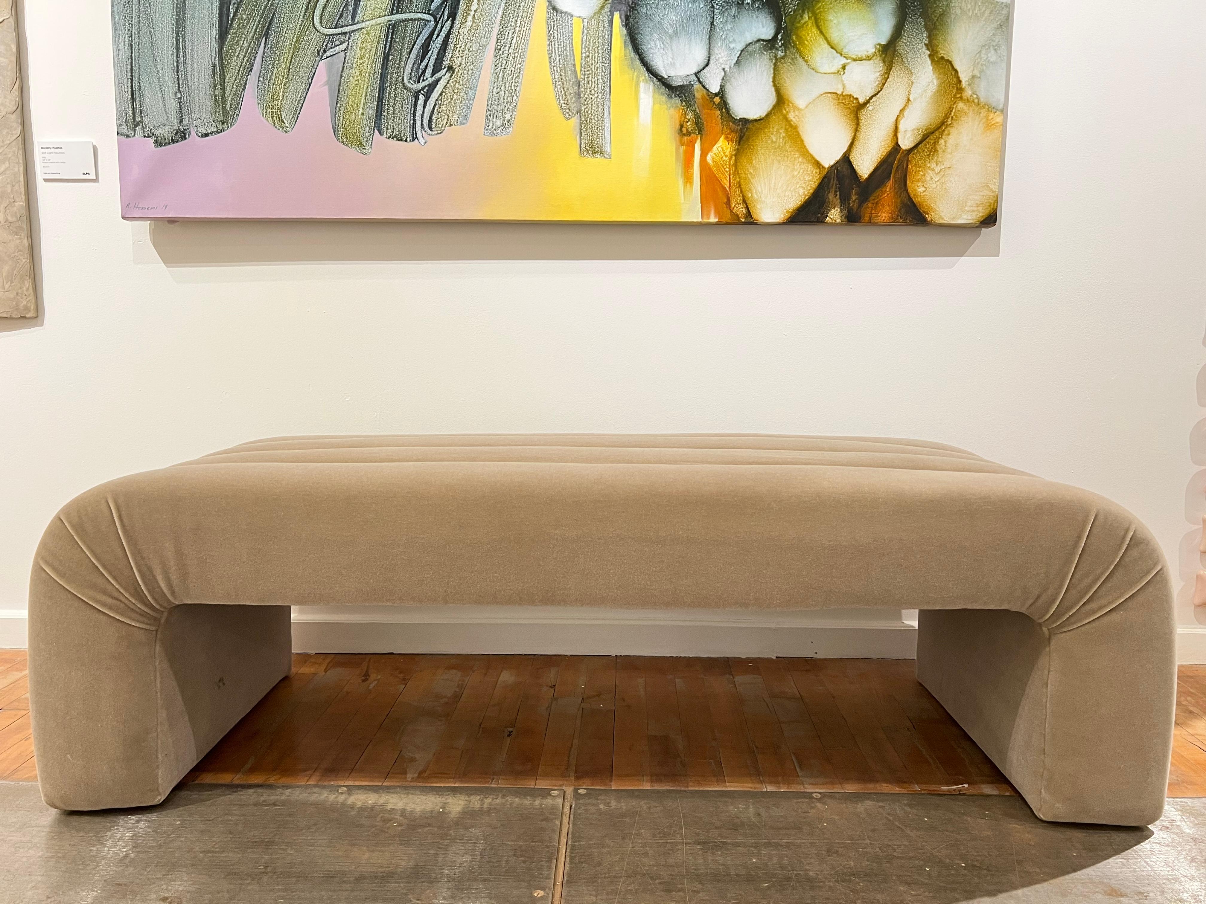 Banc cannelé sur mesure avec rembourrage en mohair.