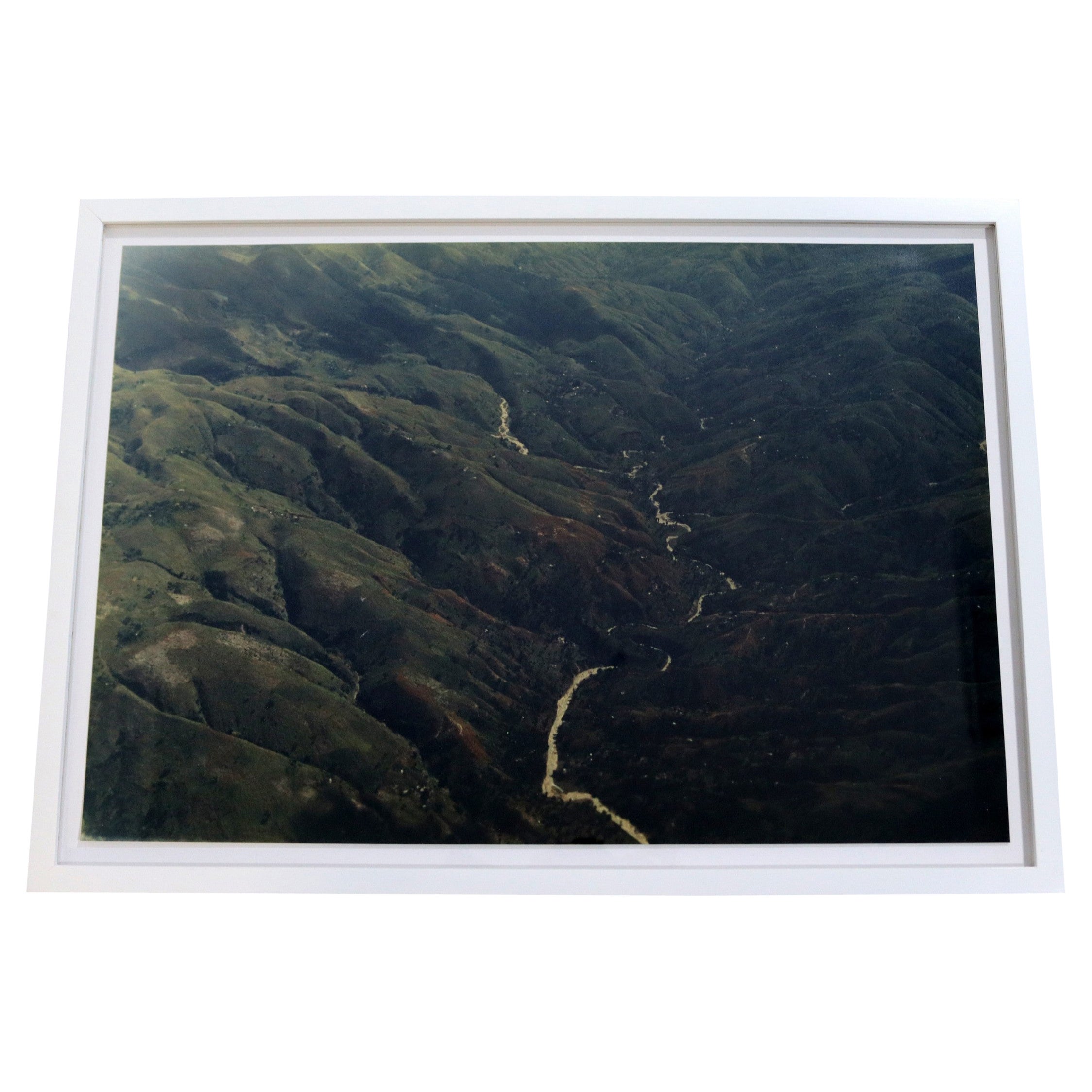 Chantal James - Photographie encadrée représentant une scène de montagne des Haïti, signée
