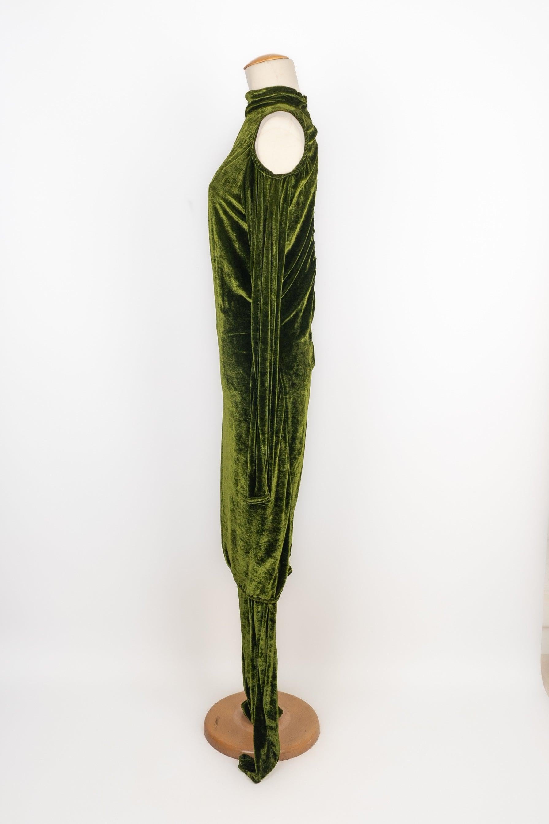 Chantal Thomas - (Made in France) Set composed of a dress with bare shoulders and green velvet legging trousers. Size 36FR/38FR indicated.

Additional information:
Condition: Very good condition
Dimensions: Top: Chest: 45 cm - Sleeve length: 65 cm -