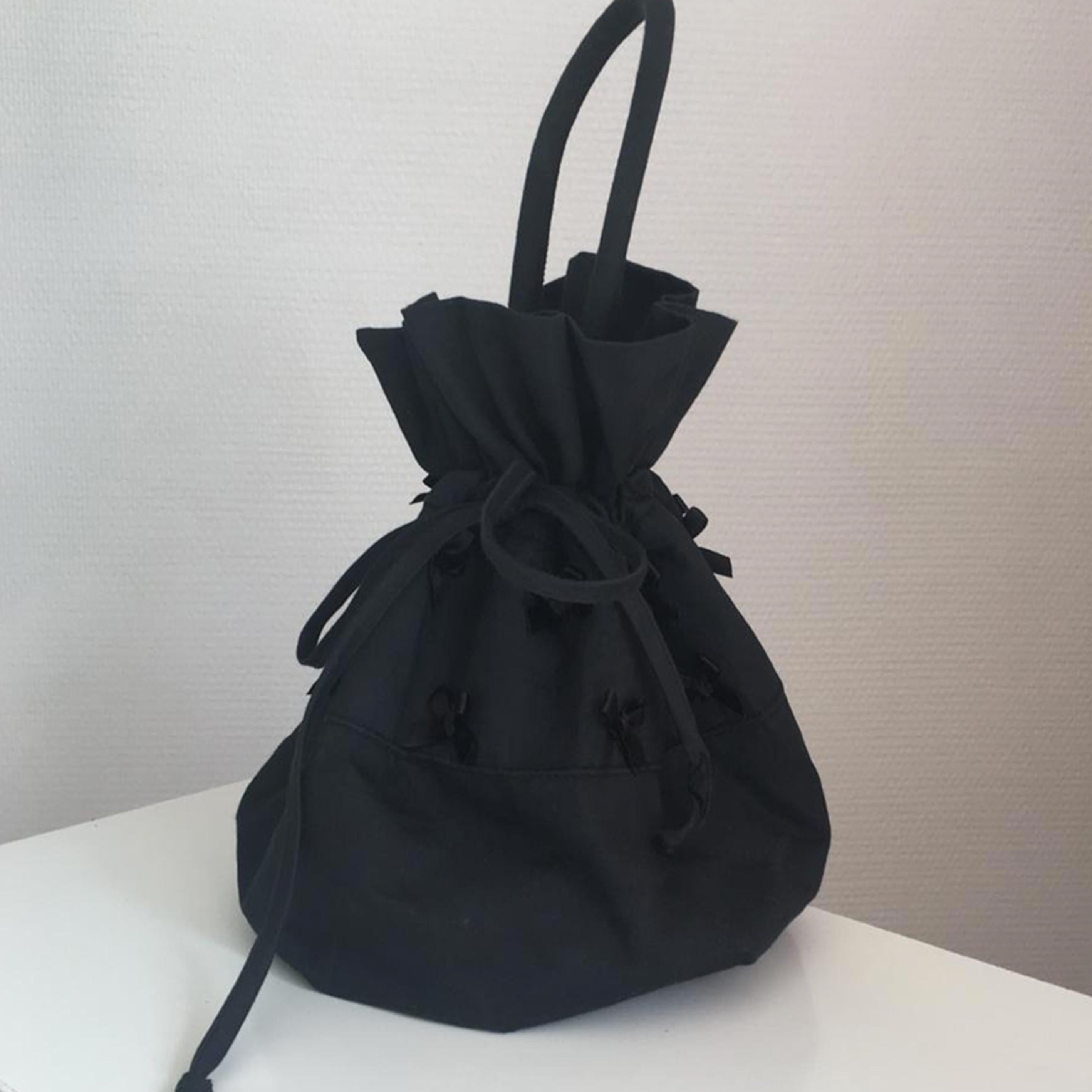 CHANTAL THOMASS 90s Mini Cotton black bag with nodes

Tag: Thomass

Length with handle: 14,17 inches/ 36cm

Length without handle: 9,44inches/ 24cm

Width: 9,05 inches/ 23cmMaterial

100% cotton

Perfect condition

Shipping worldwide with tracking