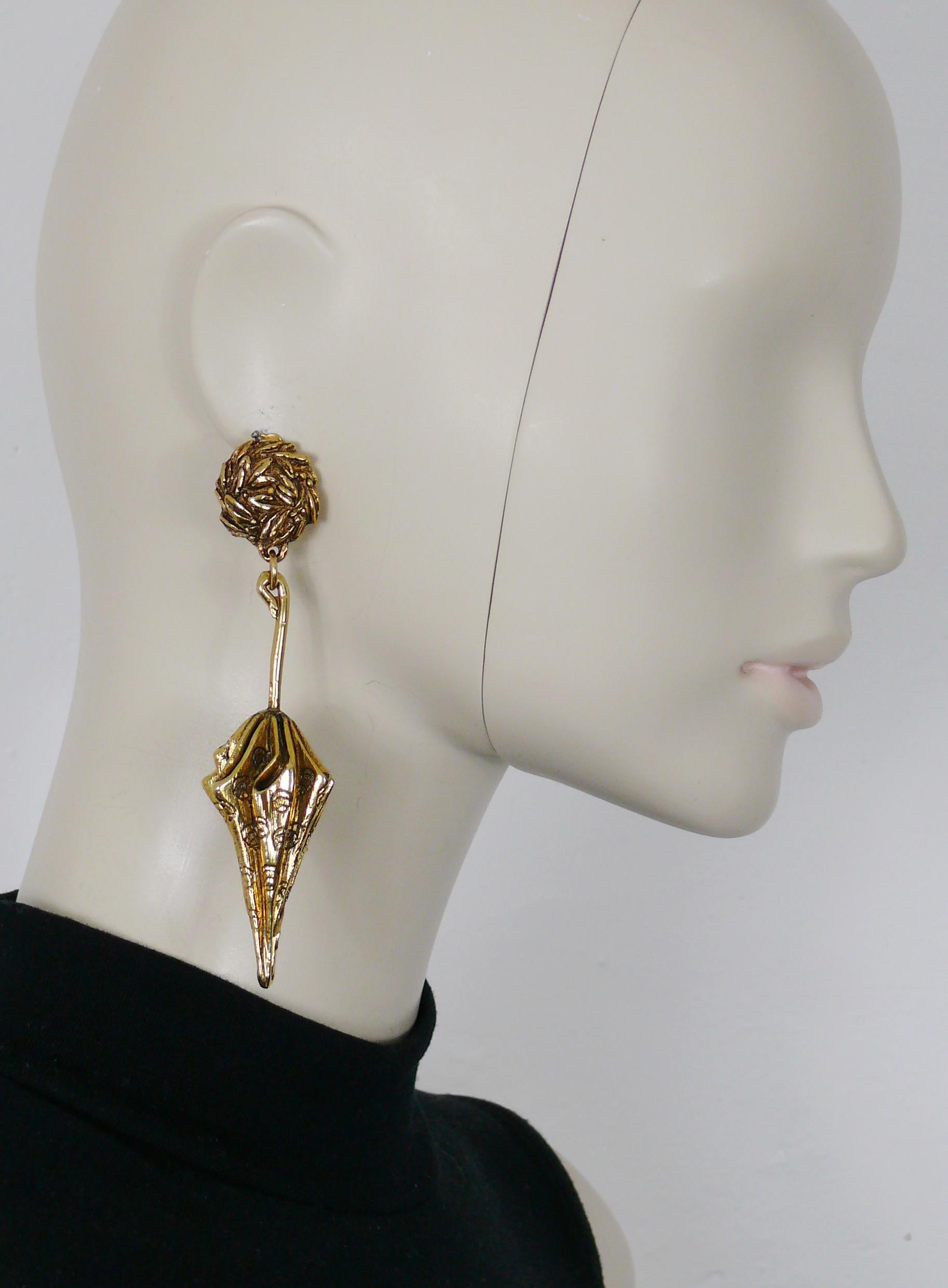 CHANTAL THOMASS (attributed to) vintage antiqued gold toned resin dangling earrings (clip-on) featuring umbrellas.

Unmarked.

Indicative measurements : height approx. 10.6 cm (4.17 inches) / max. width 2.5 cm (0.98 inch).

NOTES
- This is a