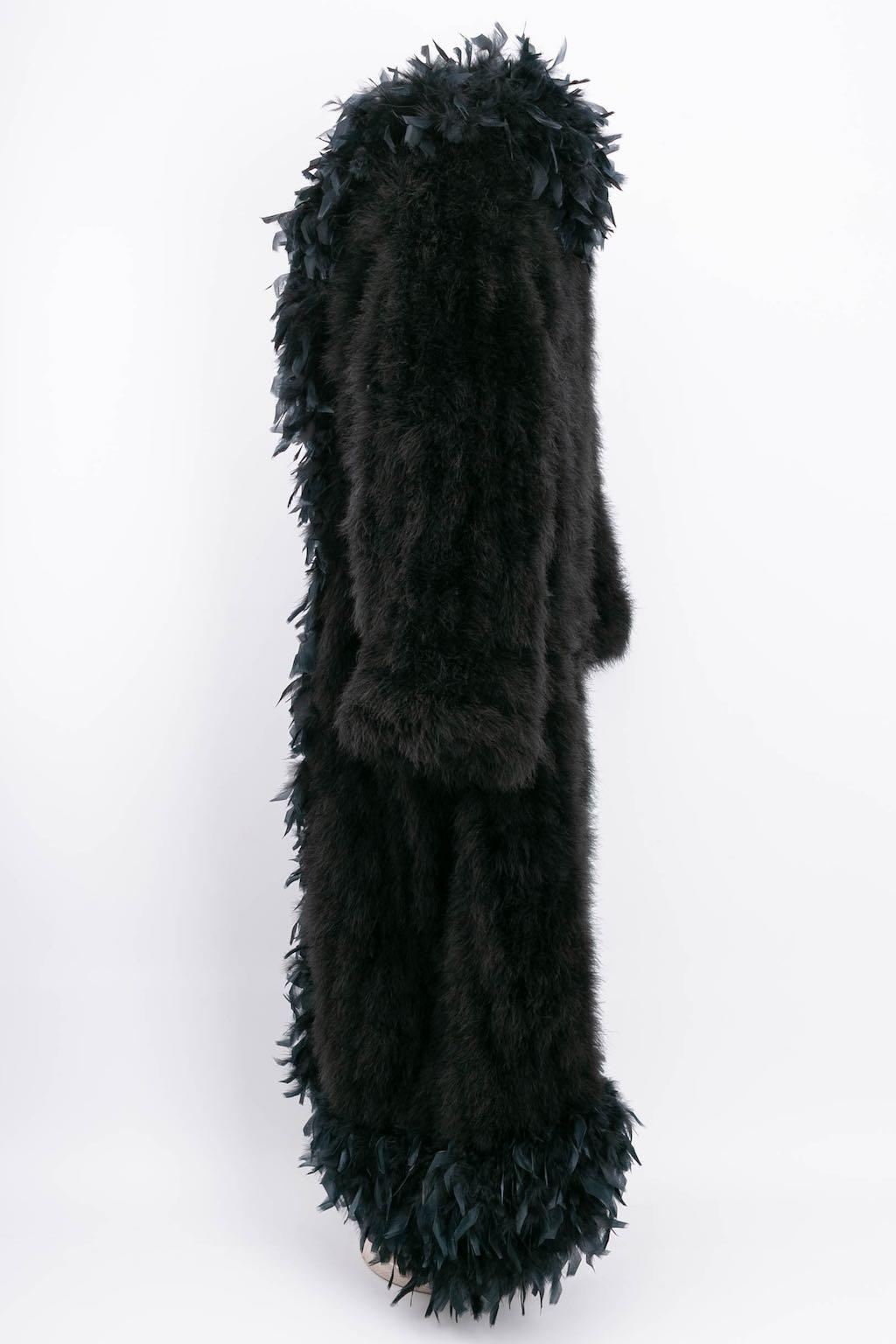Chantal Thomass (Défilé) Long coat composed of marabou and black rooster feathers. 1984 Fall-Winter Collection. No brand or size tag, it fits a size 38FR/40FR.

Additional information: 
Dimensions: Shoulders: 50 cm (19.68