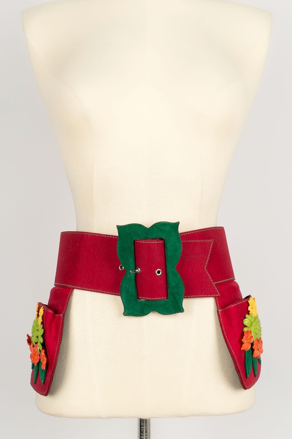 Chantal Thomass - Black leather and red cotton belt with flower embroidered pockets and a green suede buckle. Spring-Summer 1993 fashion show.

Additional information:
Condition: Very good condition
Dimensions: Length: from 65 cm to 70 cm - Maximum