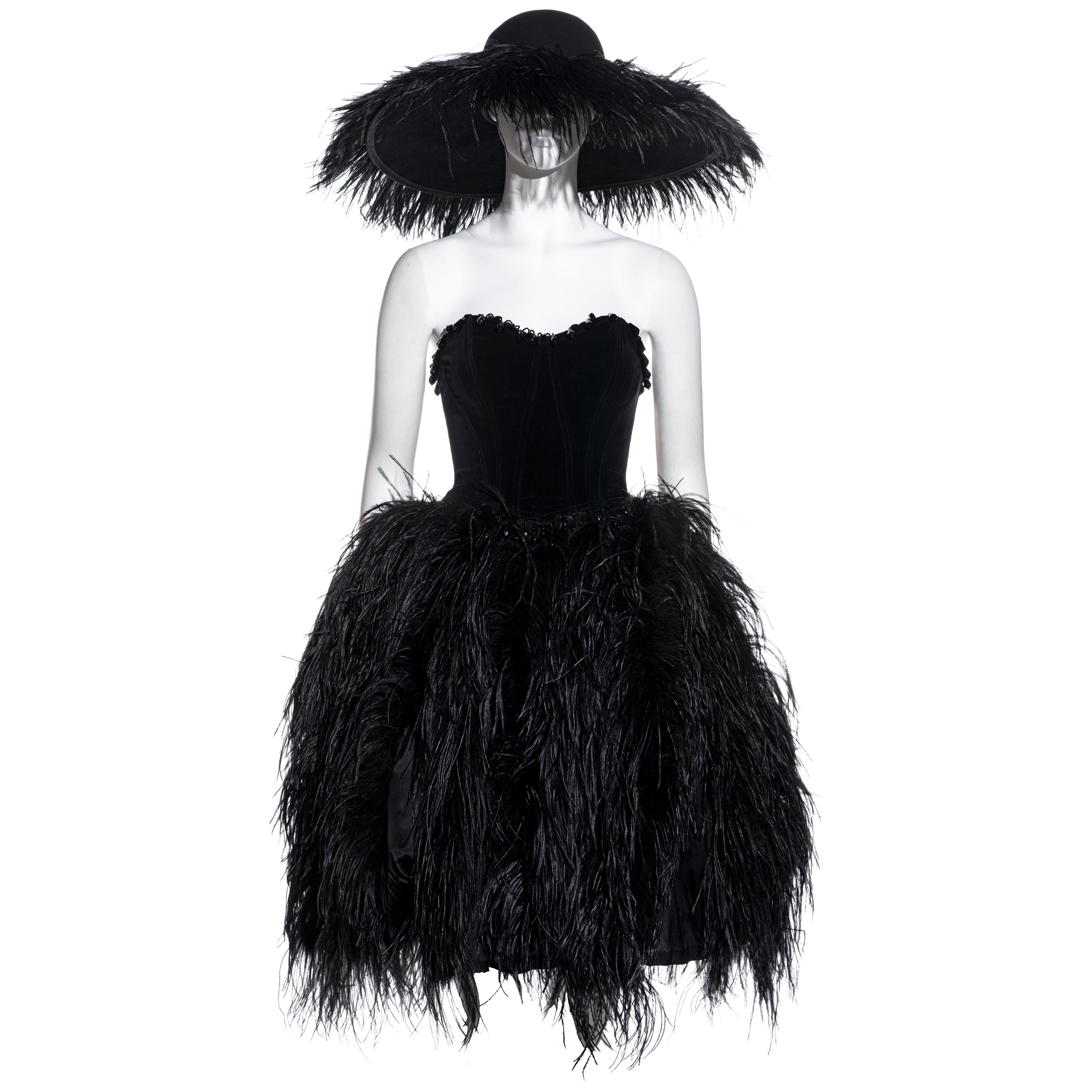 Ensemble corset, jupe et chapeau en plumes d'autruche noires Chantal Thomass, A/H 1991 en vente