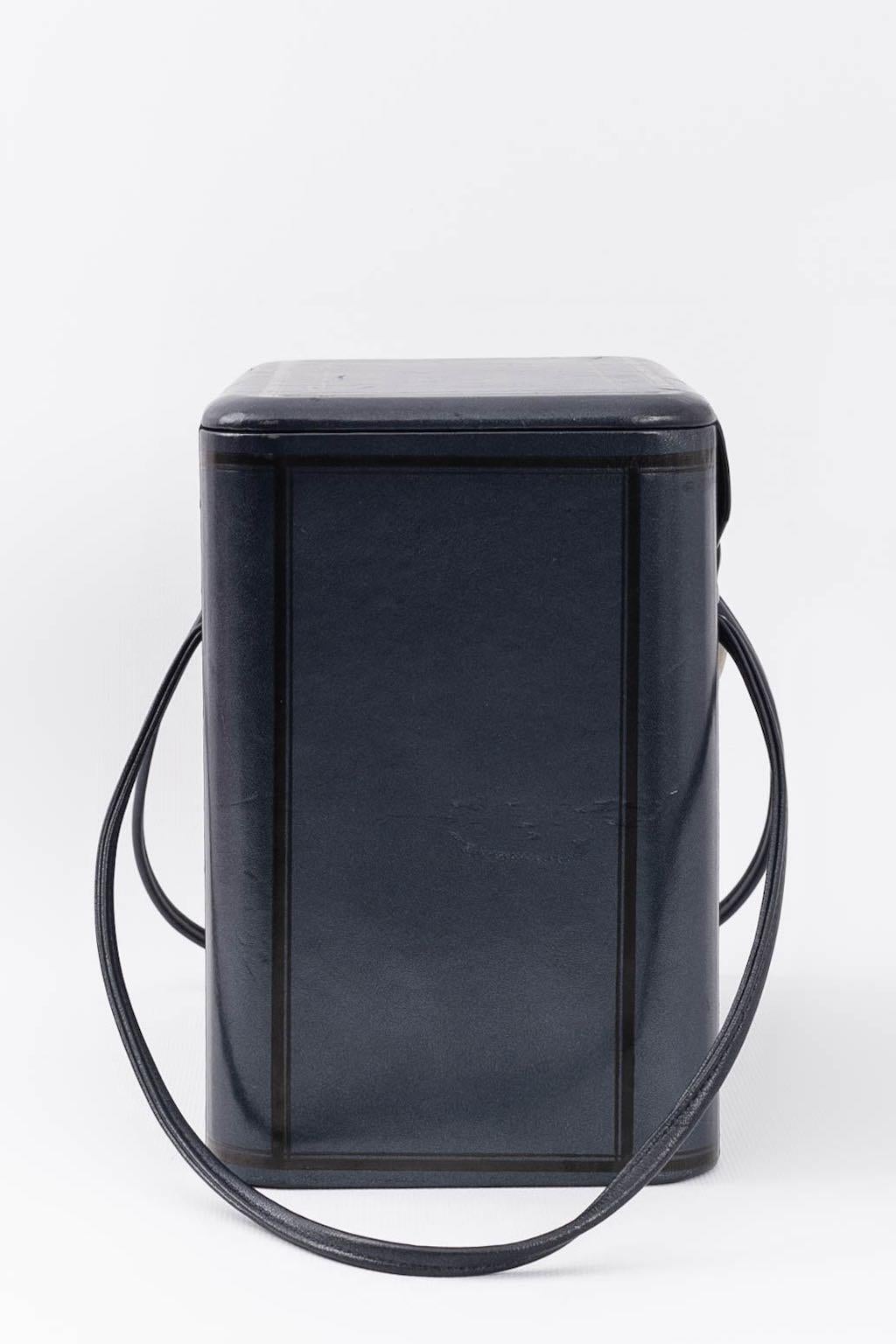 Chantal Thomass Blaue Ledertasche „Box“ aus Leder, Herbst 1986 im Zustand „Hervorragend“ im Angebot in SAINT-OUEN-SUR-SEINE, FR