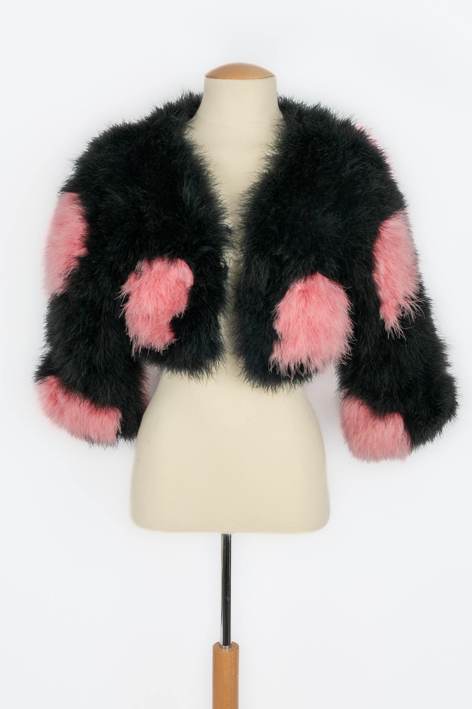 CHANTAL THOMASS - Pink and black ostrich feather bolero. No size indicated, it fits a 36FR.

Condition:
Very good condition

Dimensions:
Sleeve length: 40 cm - Length: 30 cm

SKU:FV5