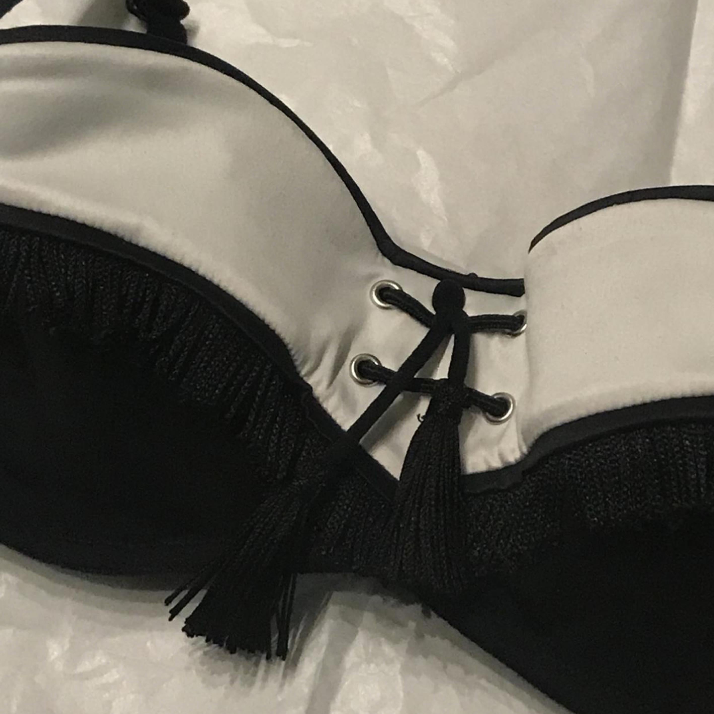 CHANTAL THOMASS Bra Black and white with fringes

Tag THOMASS

Size 70B EUR/ 32B INT/ 85B FR

Polyester/ Nylon

Perfect condition

Shipping worldwide with tracking number