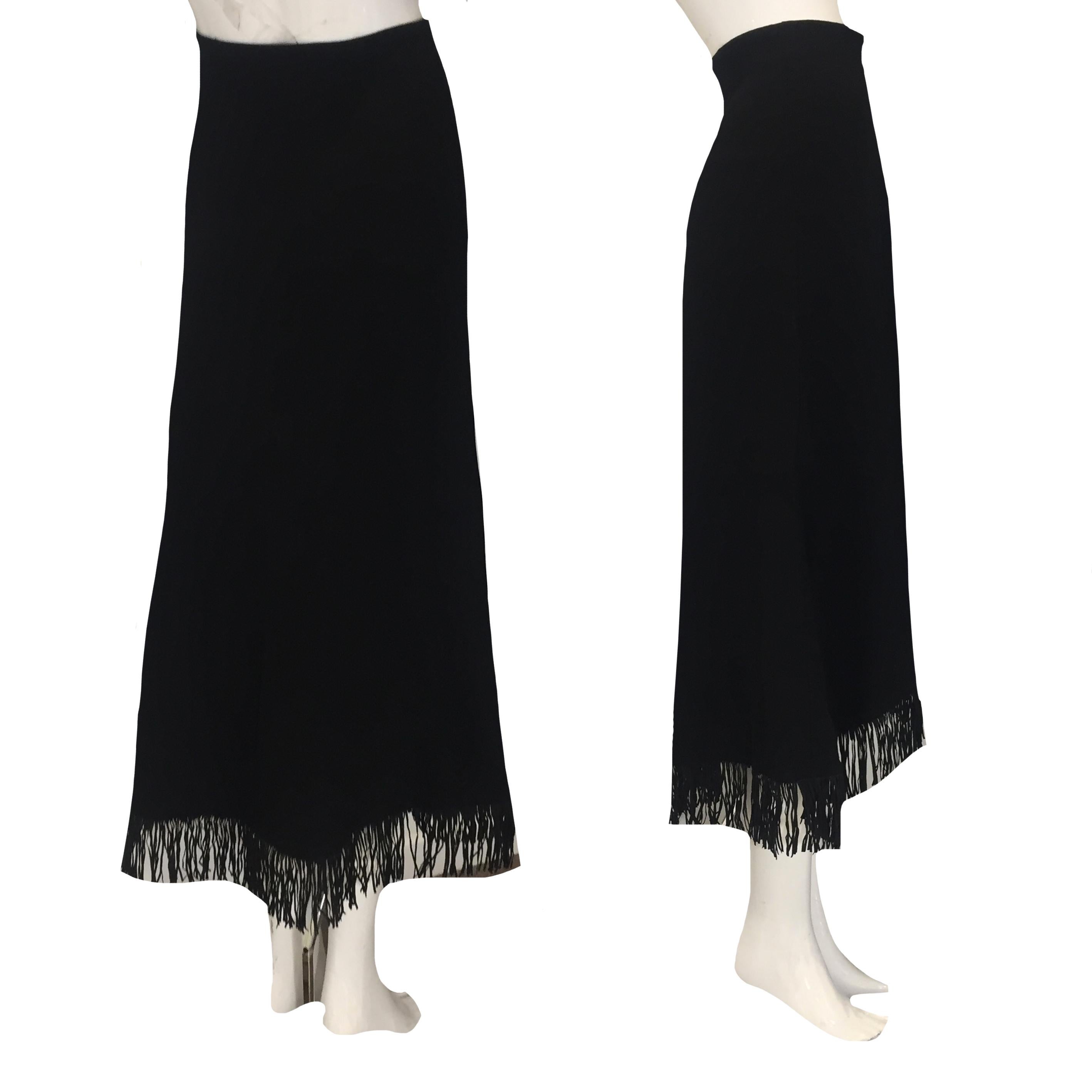 CHANTAL THOMASS FW93 Wrap black skirt with fringes

Tag CHANTAL THOMASS

Size S

Length ( back ) : 96 cm

Length ( front ) : 72 cm

Waist: 33 cm

Material: 100% Wool

Lining: 100% acetate

Fringes: 60% nylon/ 40% spandex

Close with a zip on the