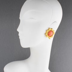 Chantal Thomass Paris Vergoldete Clip-Ohrringe mit lachsfarbenen Keramik-Cabochons